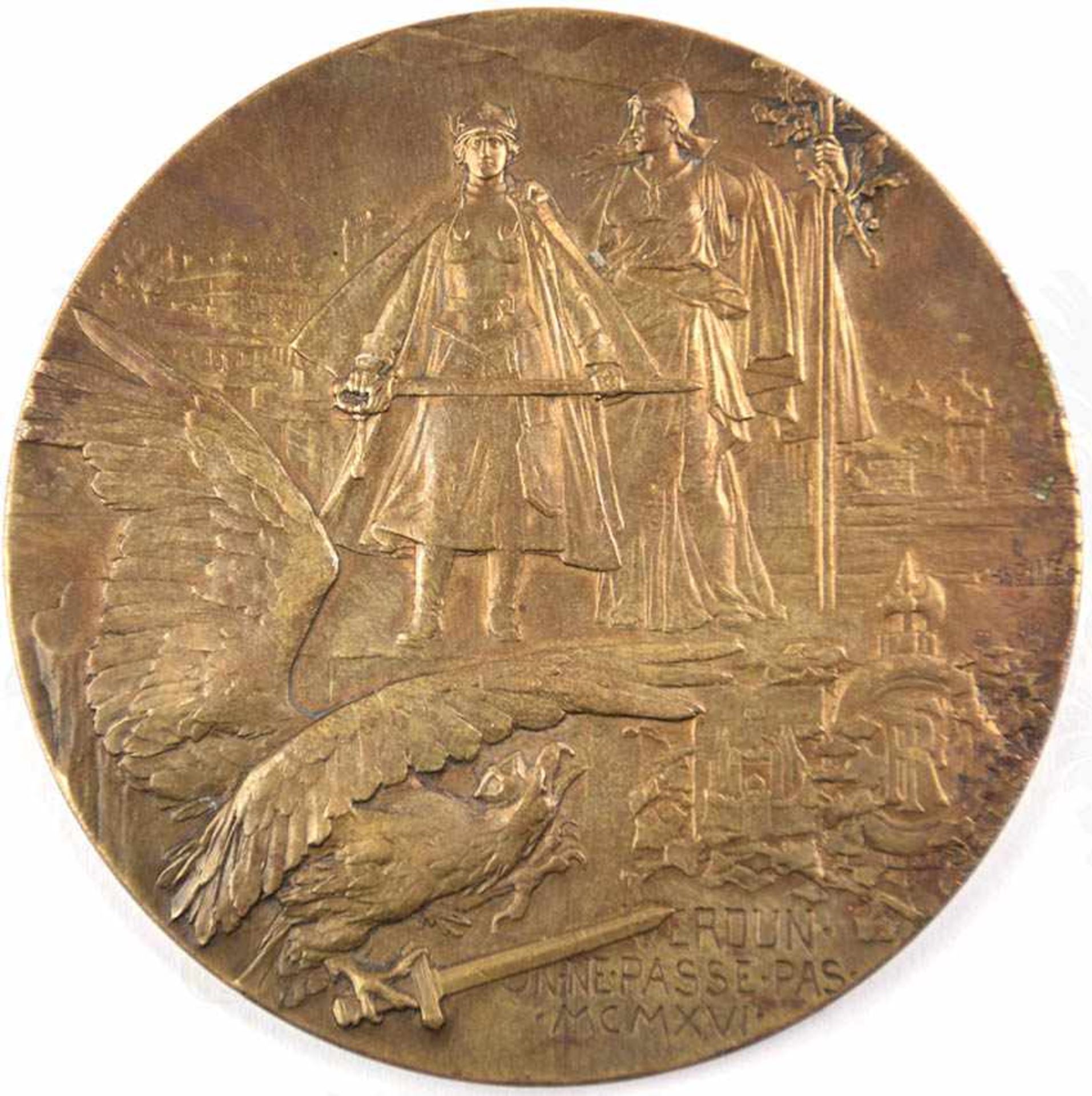 SIEGESMEDAILLE SCHLACHT UM VERDUN, Bronze, relief. Portraits der franz. Heerführer u. Text „Ehre den - Image 2 of 2