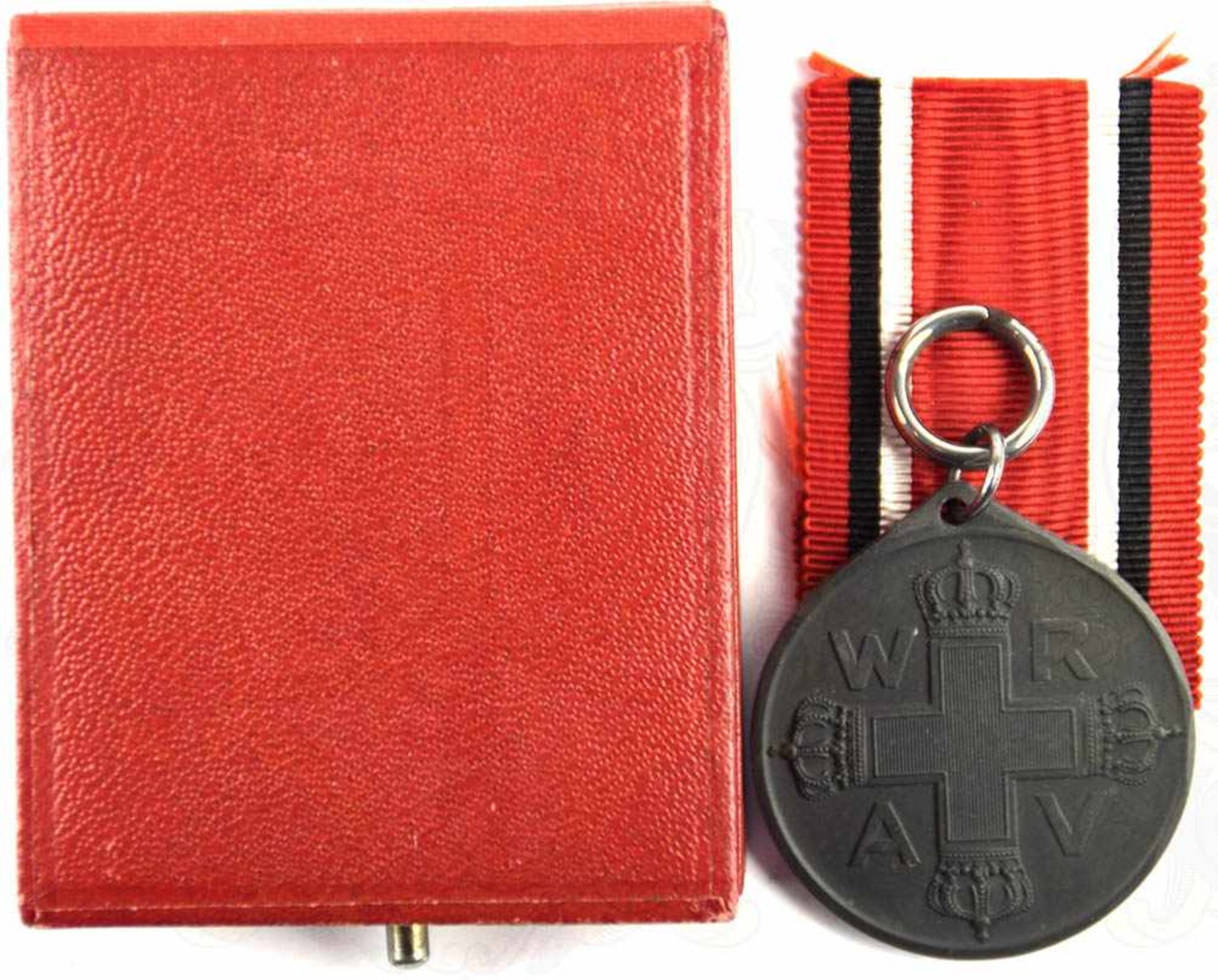 ROT-KREUZ MEDAILLE 3. KLASSE, Feinzink, am Bandabschnitt, im roten Etui