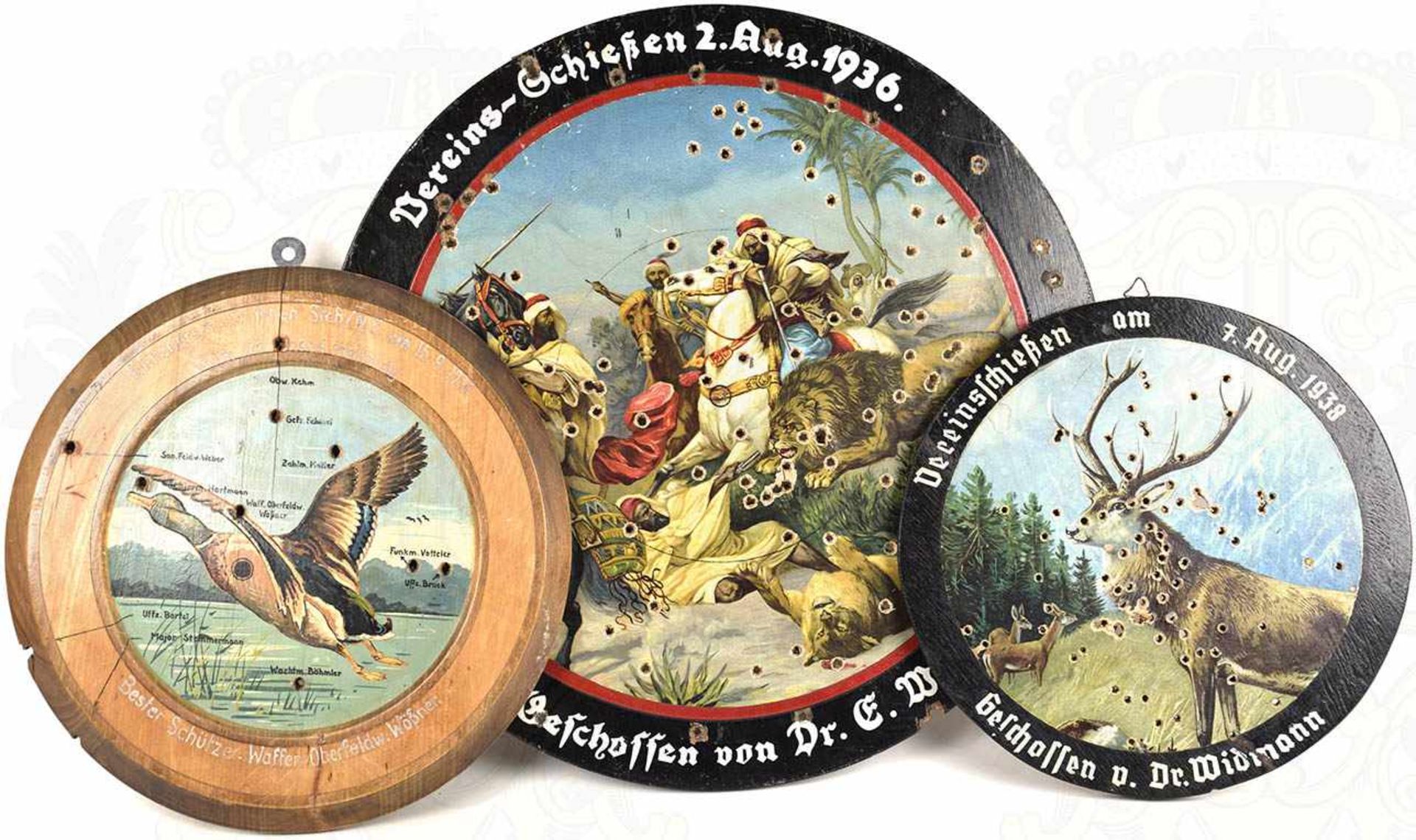 3 SCHIEßSCHEIBEN, Holz, farbig lackierte Motive: Araber auf Löwenjagd, Wildente u. Hirsch, 1x Stab/