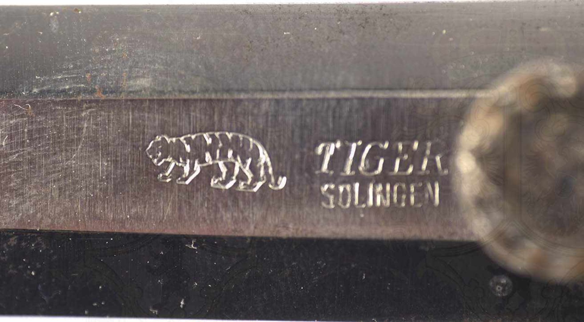 DOLCH FÜR OFFIZIERE, vernickelte Klinge m. Herst. „Tiger Solingen“, Parierstange u. Knauf aus - Bild 4 aus 4