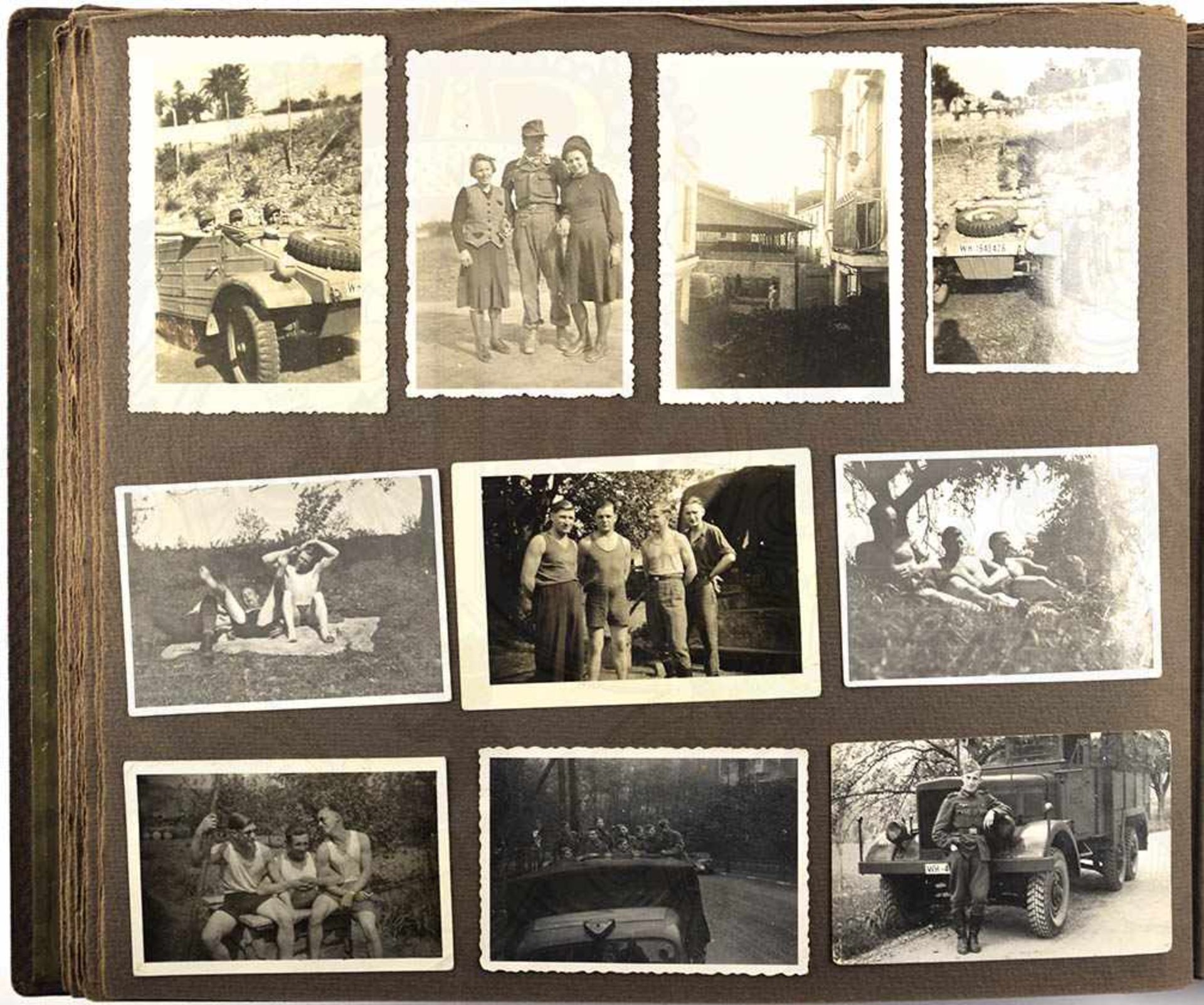 FOTOALBUM EINES OBERGEFREITEN, mit ca. 430 Aufn., davon 17 AK Licht- u. Tiefdrucke, 1942-1945,