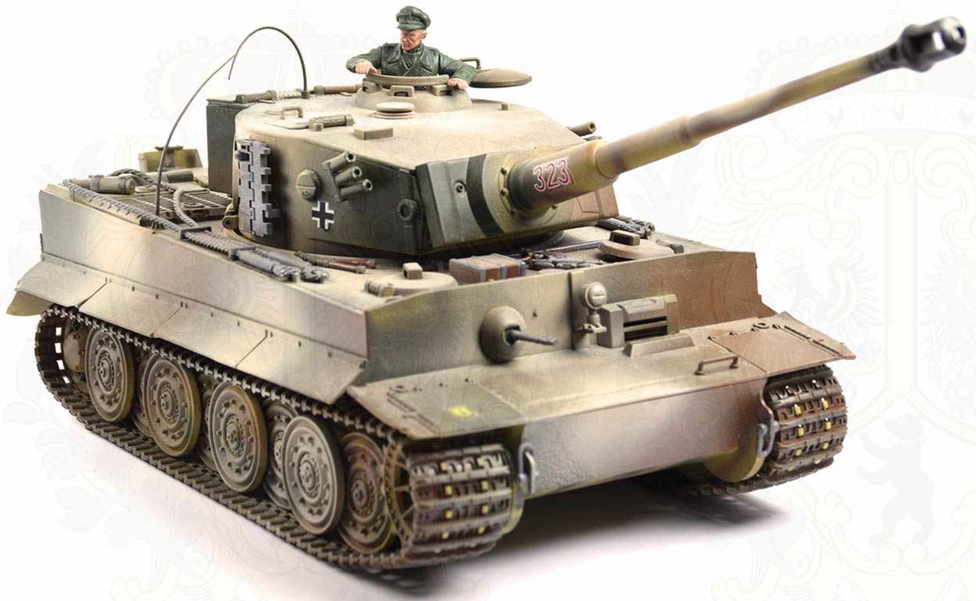 MODELL PANZER VI, neuzeitlich, Kunststoff, tarnfarben, bez. „323“, sehr detailliert, Turm, Kanone u.