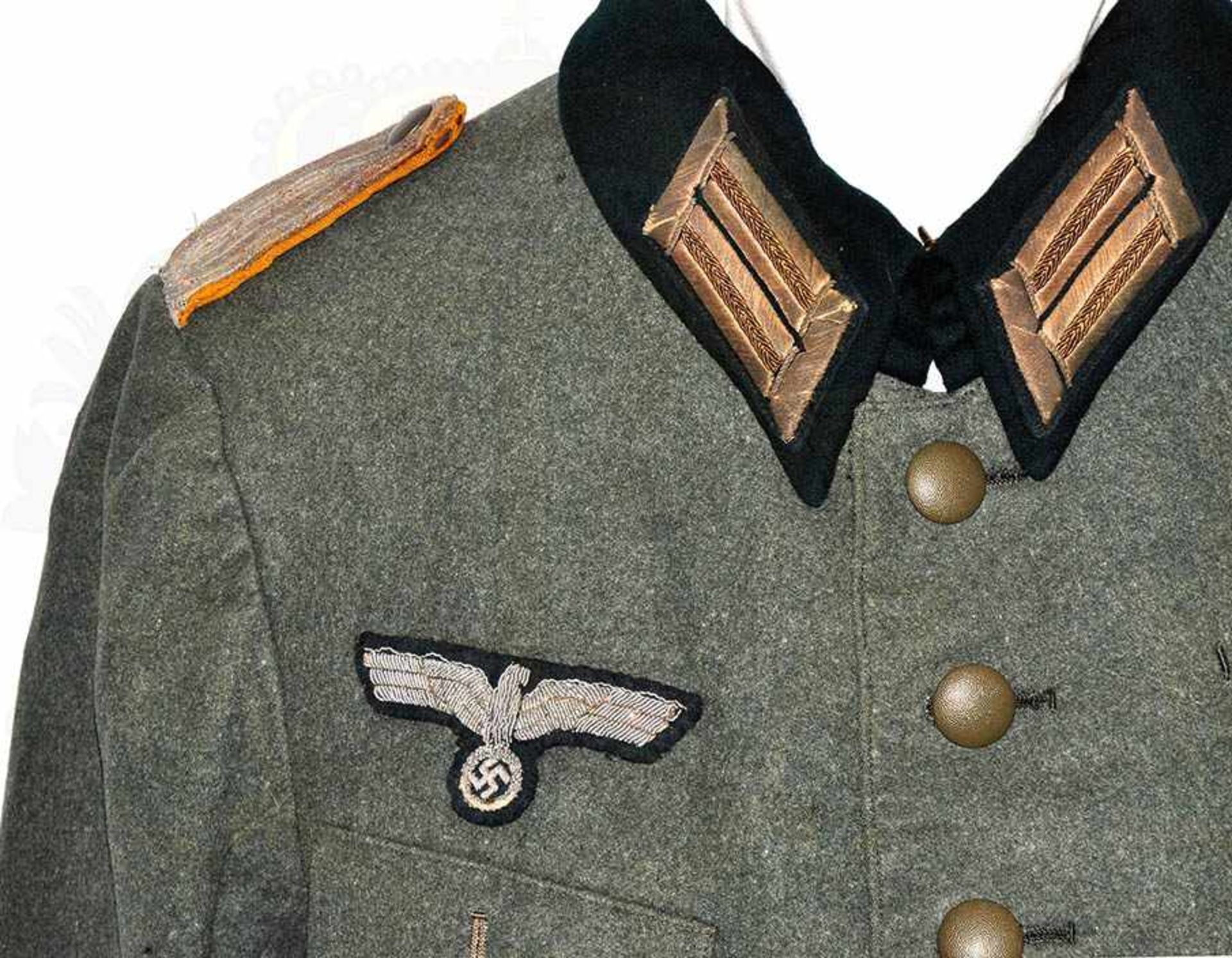 UNIFORM EINES HAUPTMANN, Rock aus feldgrauem Tuch, m. 4 Taschen, Knopfleiste m. 8 Knöpfen, kpl. m. - Image 2 of 3