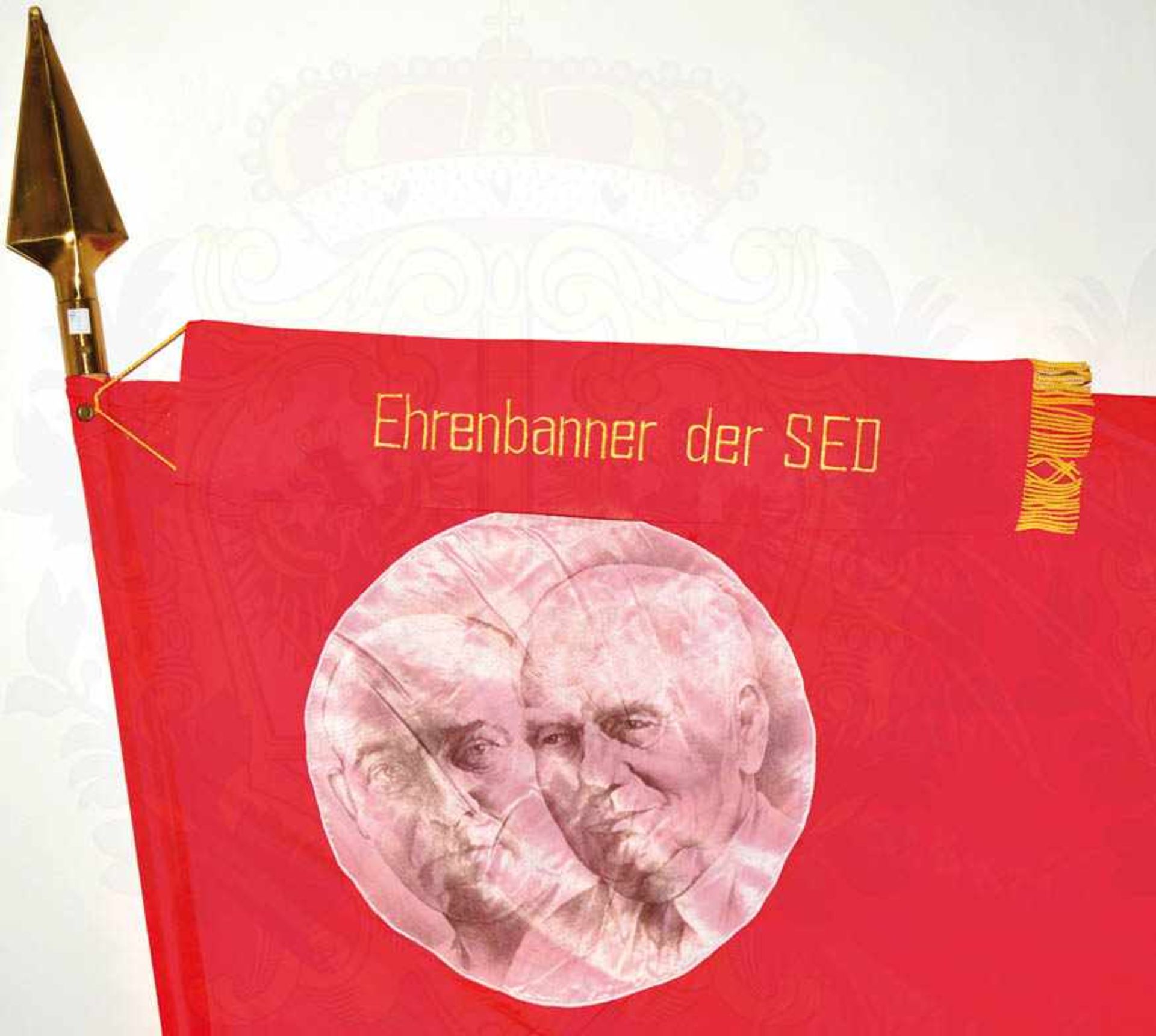 EHRENBANNER DER SED, rotes Tuch, beids. aufgenähte, s/w gedruckte Portrait-Medaillons, (E. - Image 2 of 2