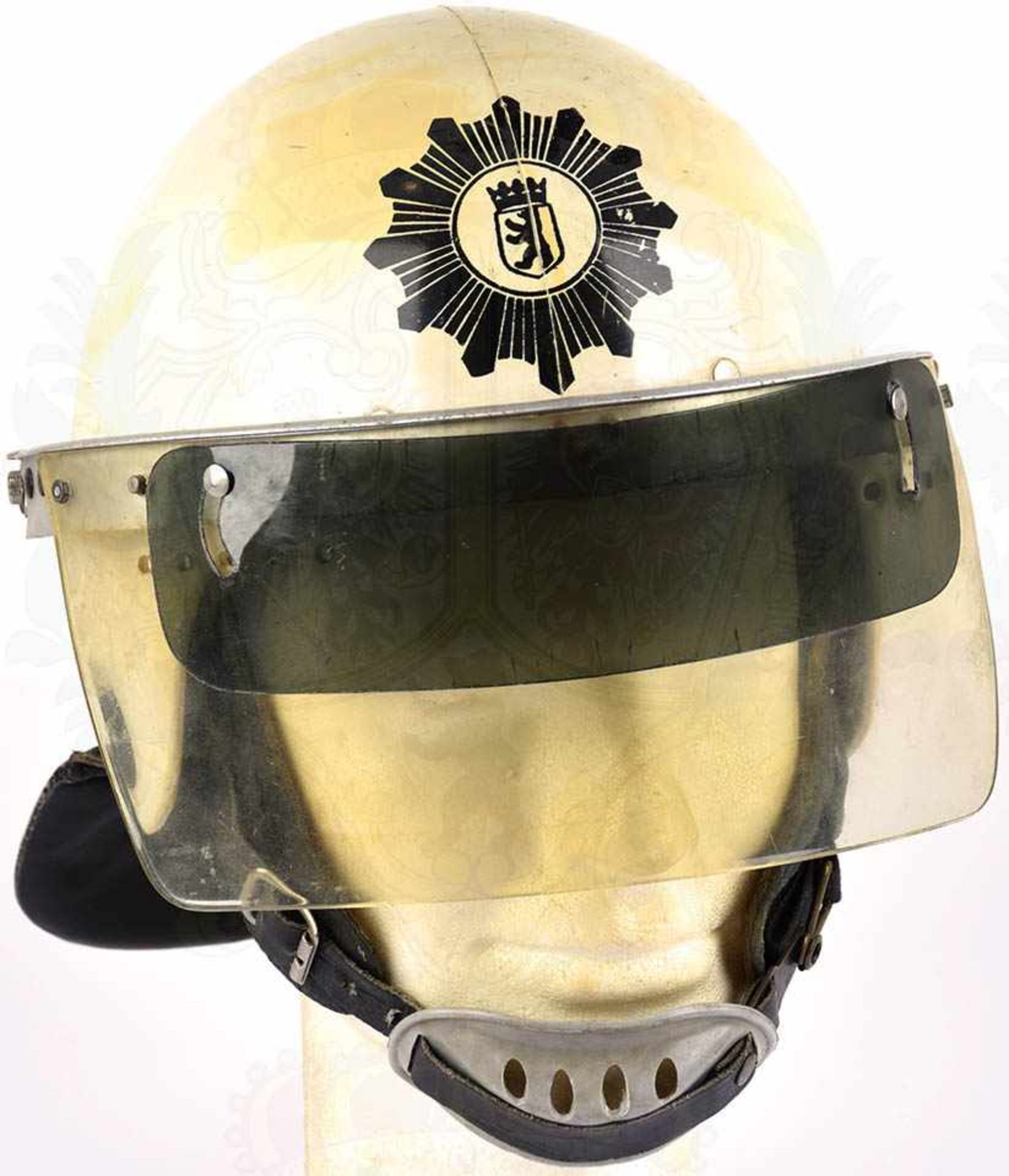 EINSATZHELM der Westberliner Polizei, weißer Kunststoff, schauseitig schwarz lackiertes Pol.-Emblem,