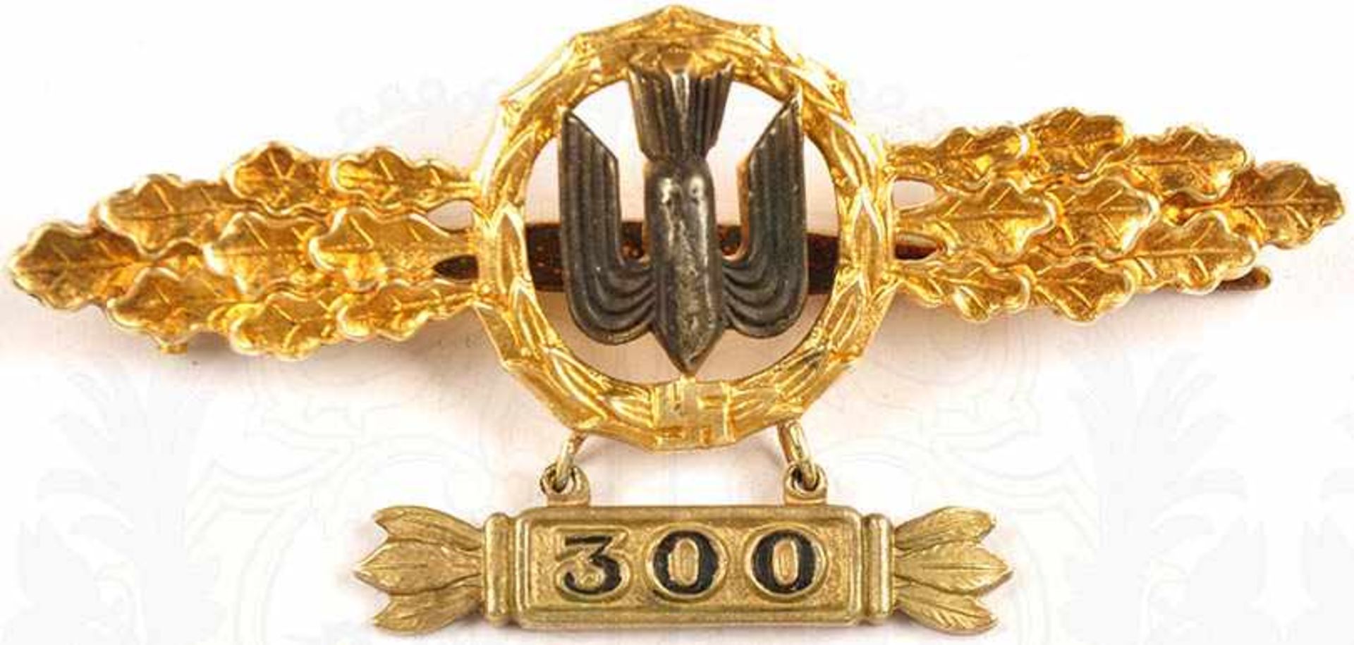 FRONTFLUGSPANGE FÜR KAMPFFLIEGER IN GOLD, Einsatzzahl „300“, Buntmetall vergld., Auflage geschwärzt,