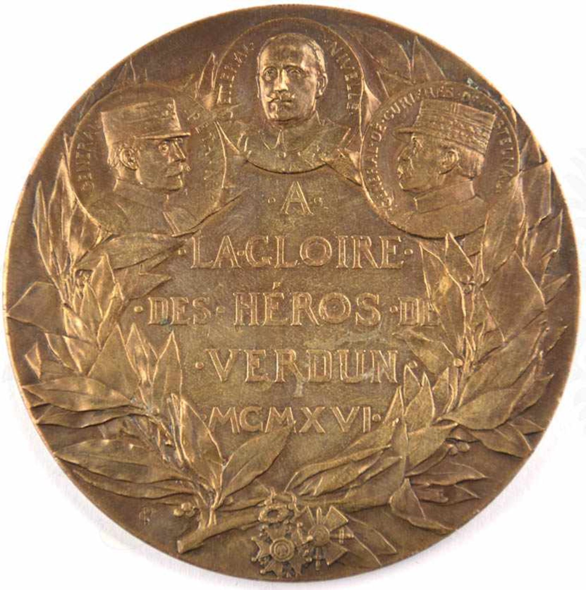 SIEGESMEDAILLE SCHLACHT UM VERDUN, Bronze, relief. Portraits der franz. Heerführer u. Text „Ehre den