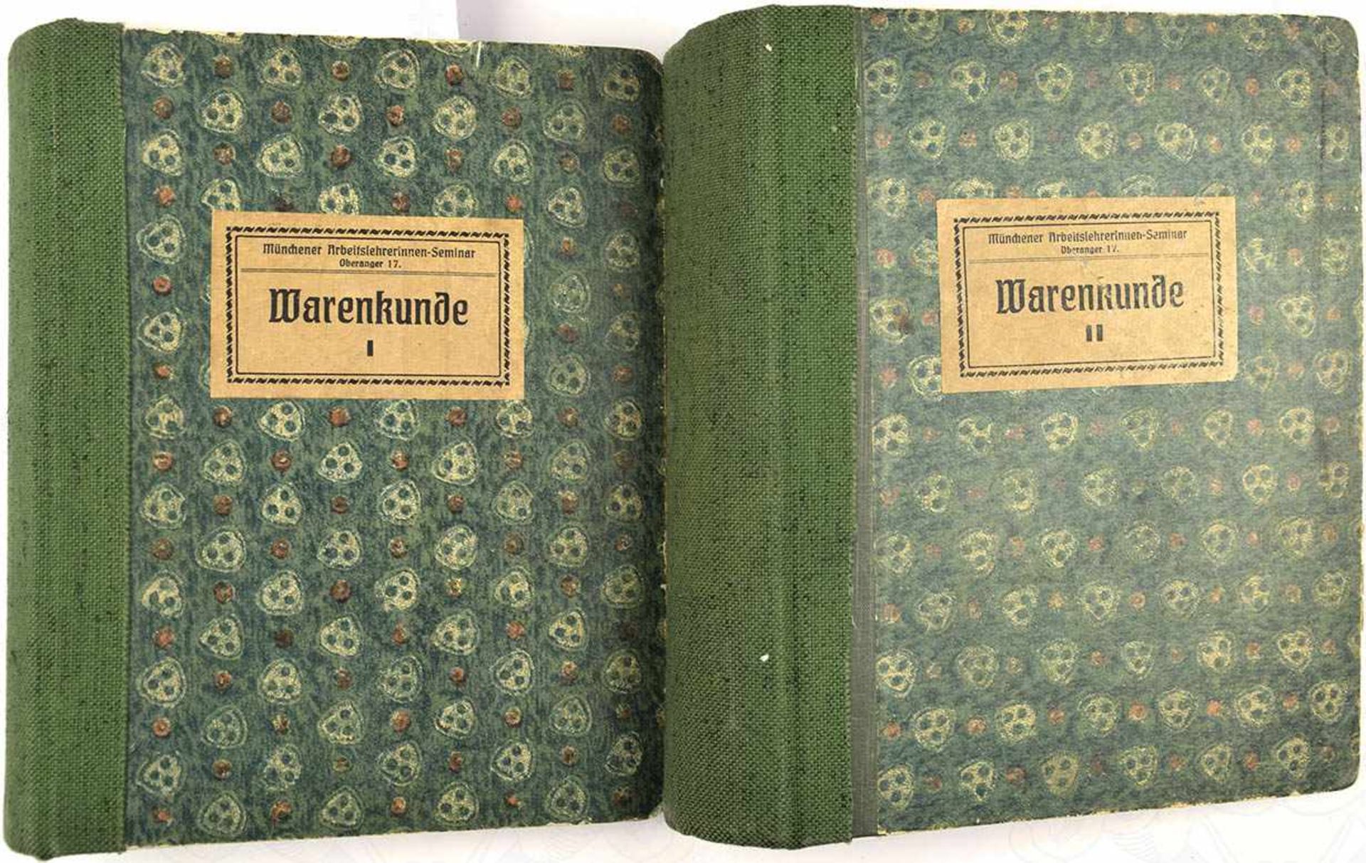 2 STOFFMUSTERBÜCHER, „Warenkunde“ Anna Hahn, München 1914, zahlr., einmontierte Tuchstücken u. farb.