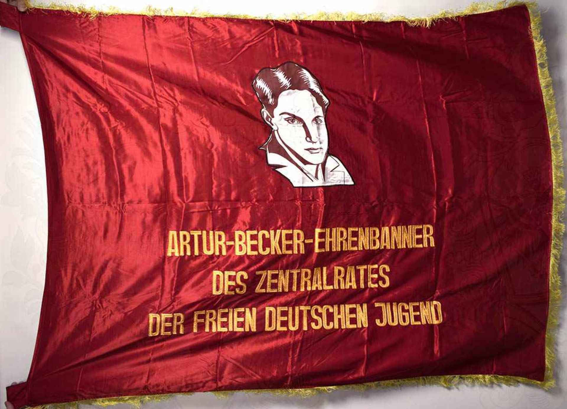 ARTUR-BECKER-EHRENBANNER „des Zentralrates der FDJ“, einseitig rotes bzw. blaues, seidiges Tuch - Image 2 of 2