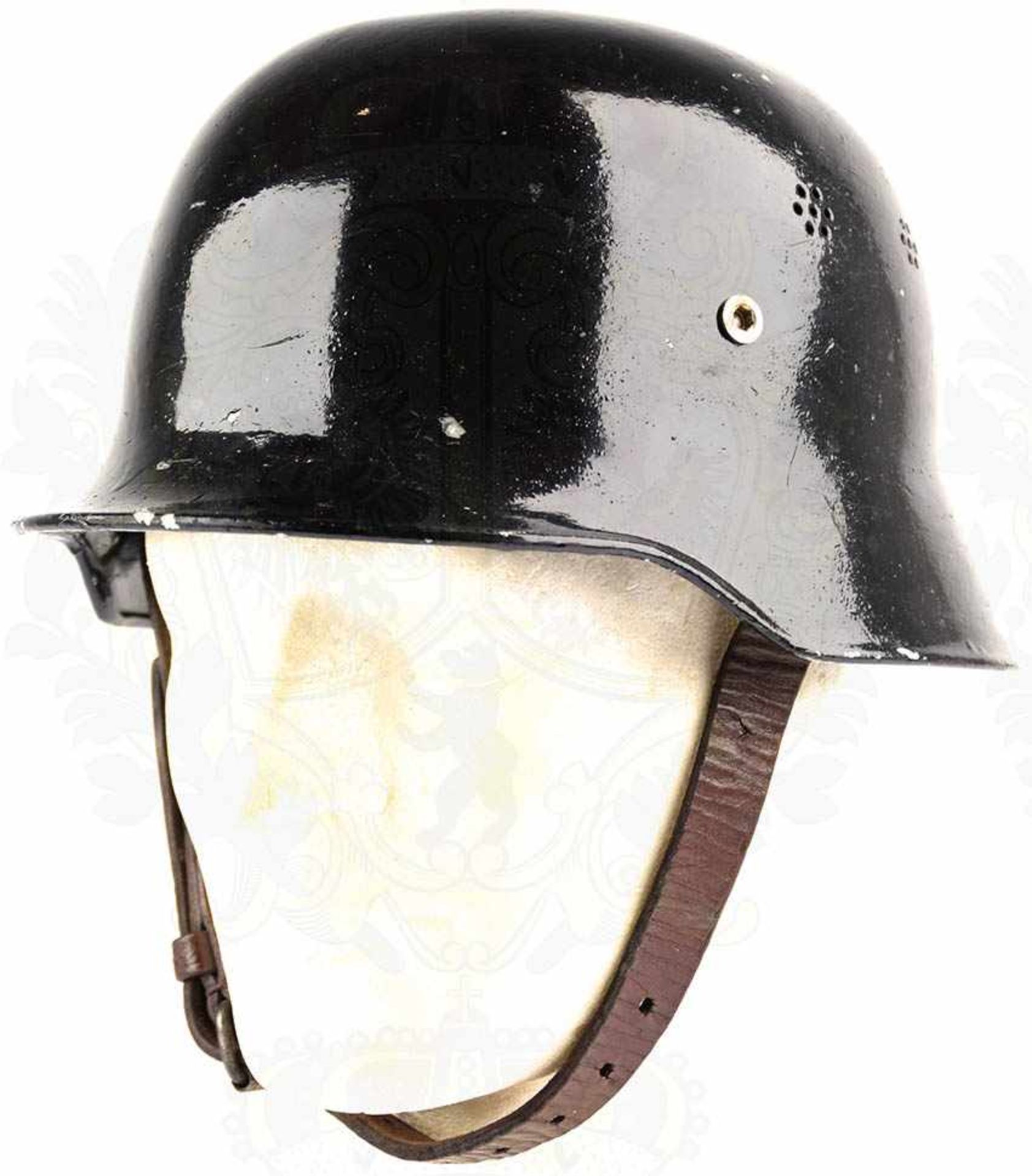 FEUERWEHRHELM, Sammleranfertigung, Glocke Aluminium, schwarz überlackiert, tls. Lackmängel, seitlich