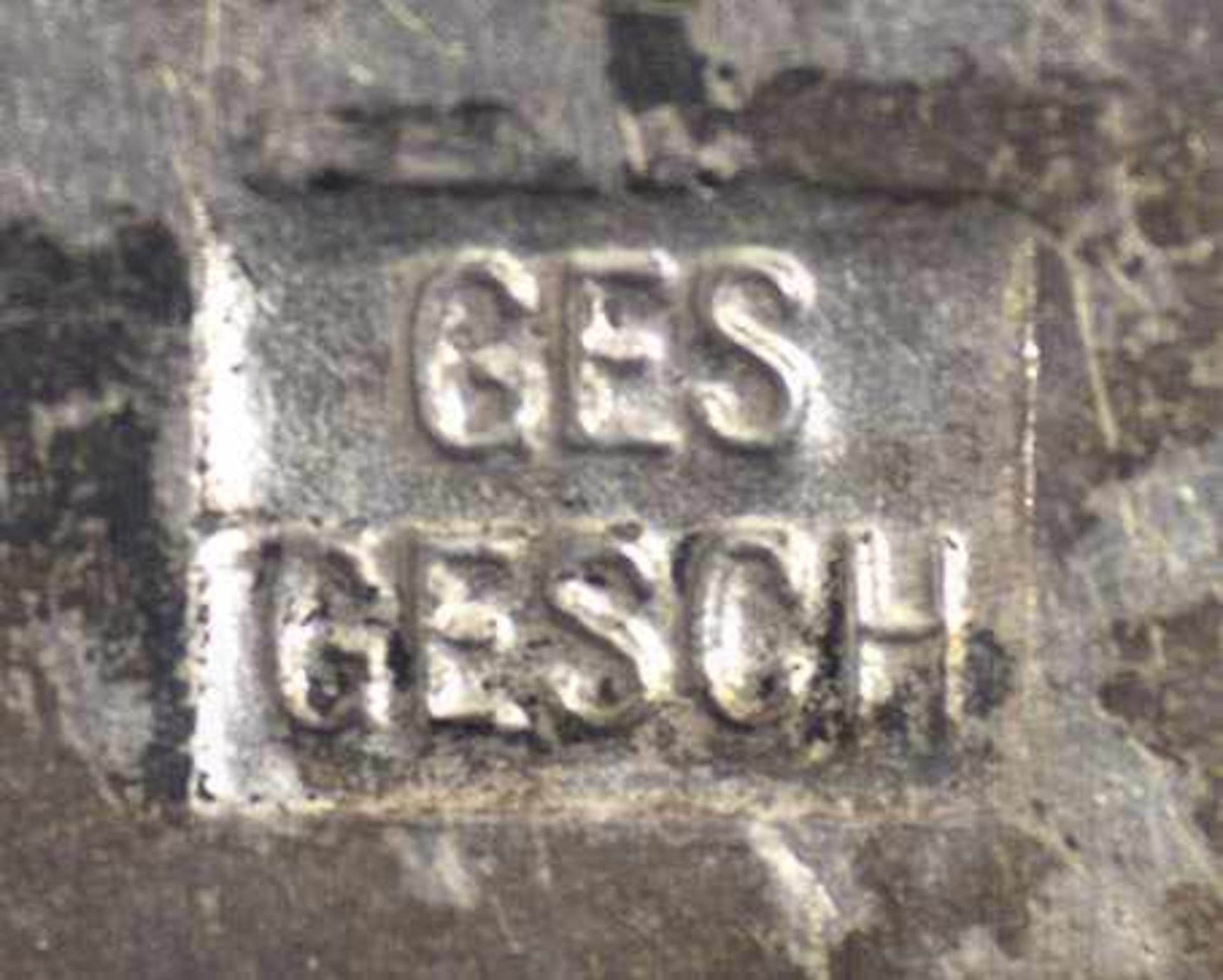 RUNENBROSCHE DENN WIR FAHREN GEGEN ENGELLAND, Buntmetall/verslb./teilemailliert, bez. „Ges. Gesch.“, - Bild 3 aus 3