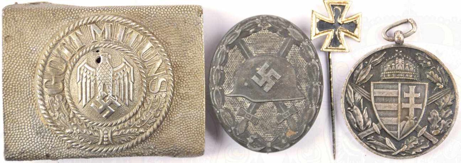 KONVOLUT EHRENZEICHEN: Verwundeten-Abz. in Silber 1941-1945, 2. Form, Feinzink, Verslb. meist