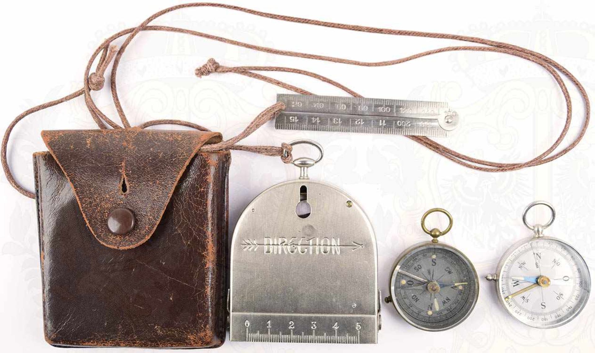 3 MARSCHKOMPASSE: Bezard-Kompass, Modell UBK III der 50er Jahre, in Leder-Etui mit dazugehörigem