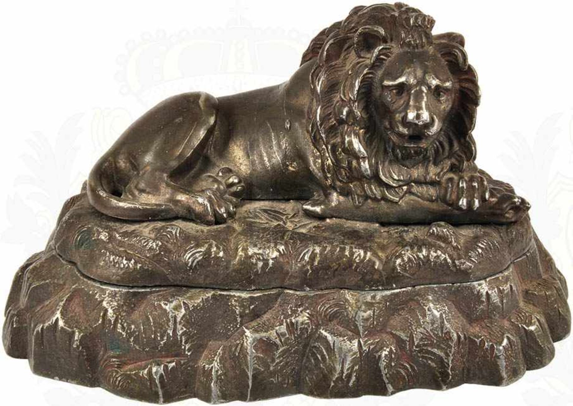 SCHREIBGARNITUR, 2teilig, Figur eines liegenden Löwen u. Sockelplatte in From eines Fels-Plateaus, - Bild 2 aus 2