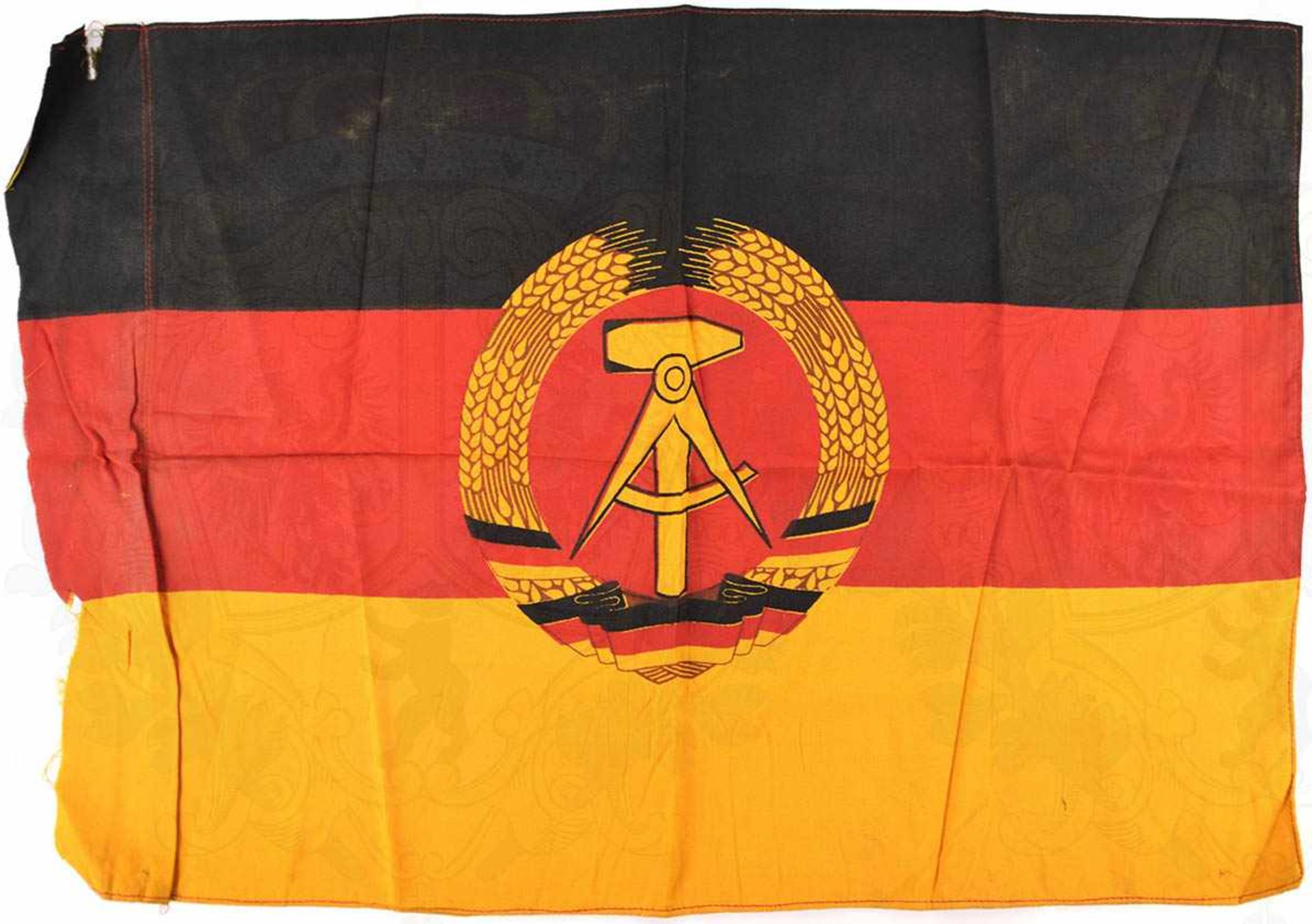 STAATSFAHNE, schwarz/rot/goldenes Leinen, mittig beids. aufgenähtes Wappen, Liek mit Durchzug, - Image 2 of 2
