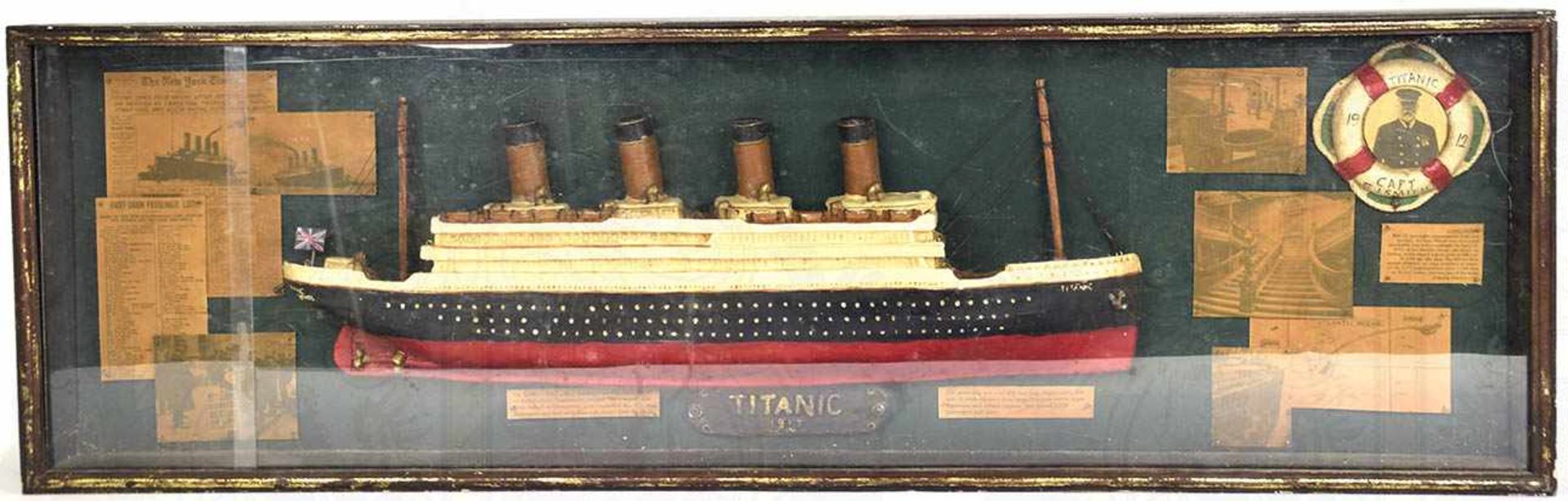 SCHAUKASTEN RMS TITANIC, stark vereinfachtes Modell des Schiffes, L. 62 cm, farbig bemalte Masse,