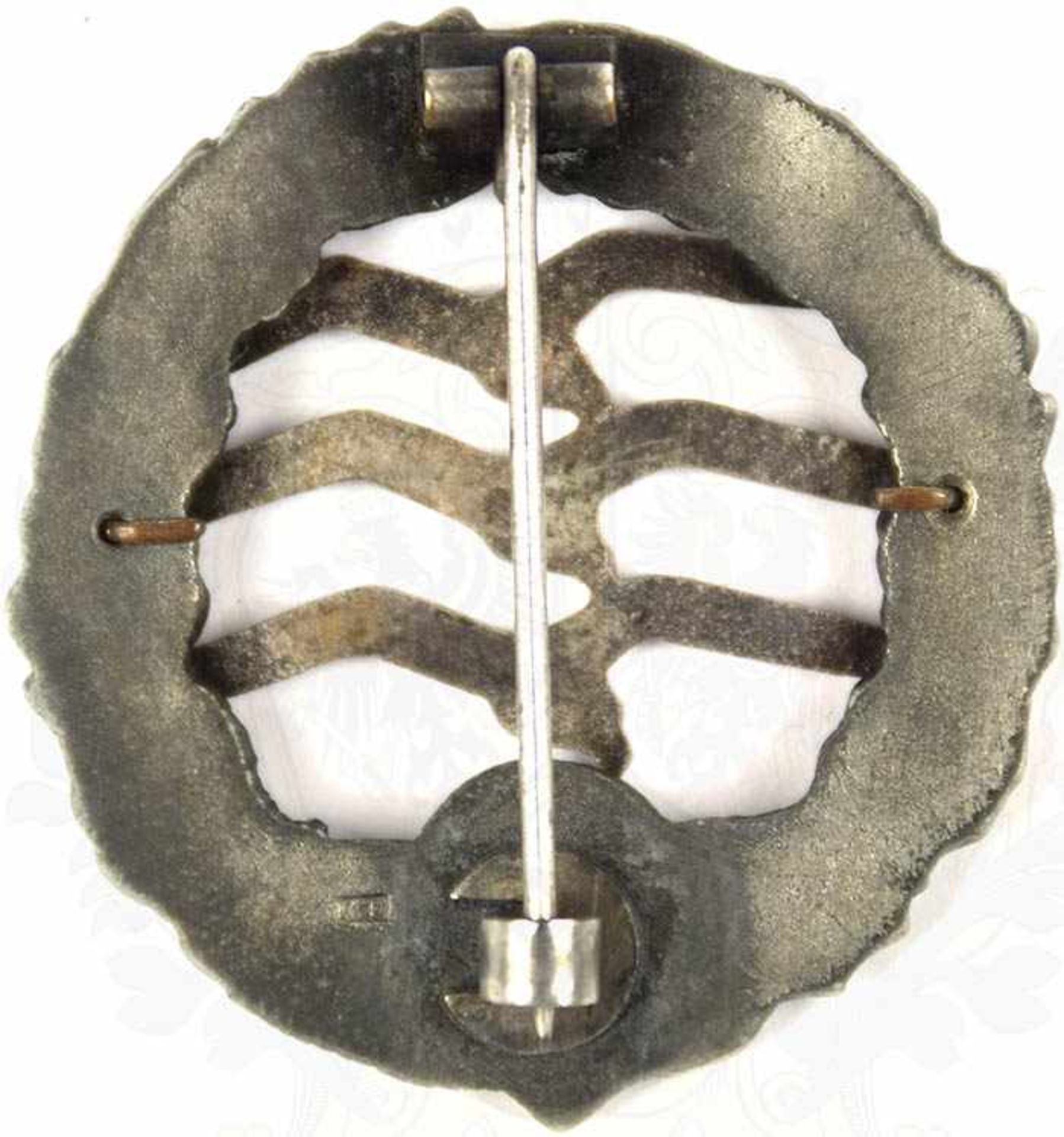 GROßES NSFK-SEGELFLIEGERABZEICHEN, Weißmetall/teilemaill., kl. Chips, runde magnet. Nadel, Fertigung - Image 2 of 2