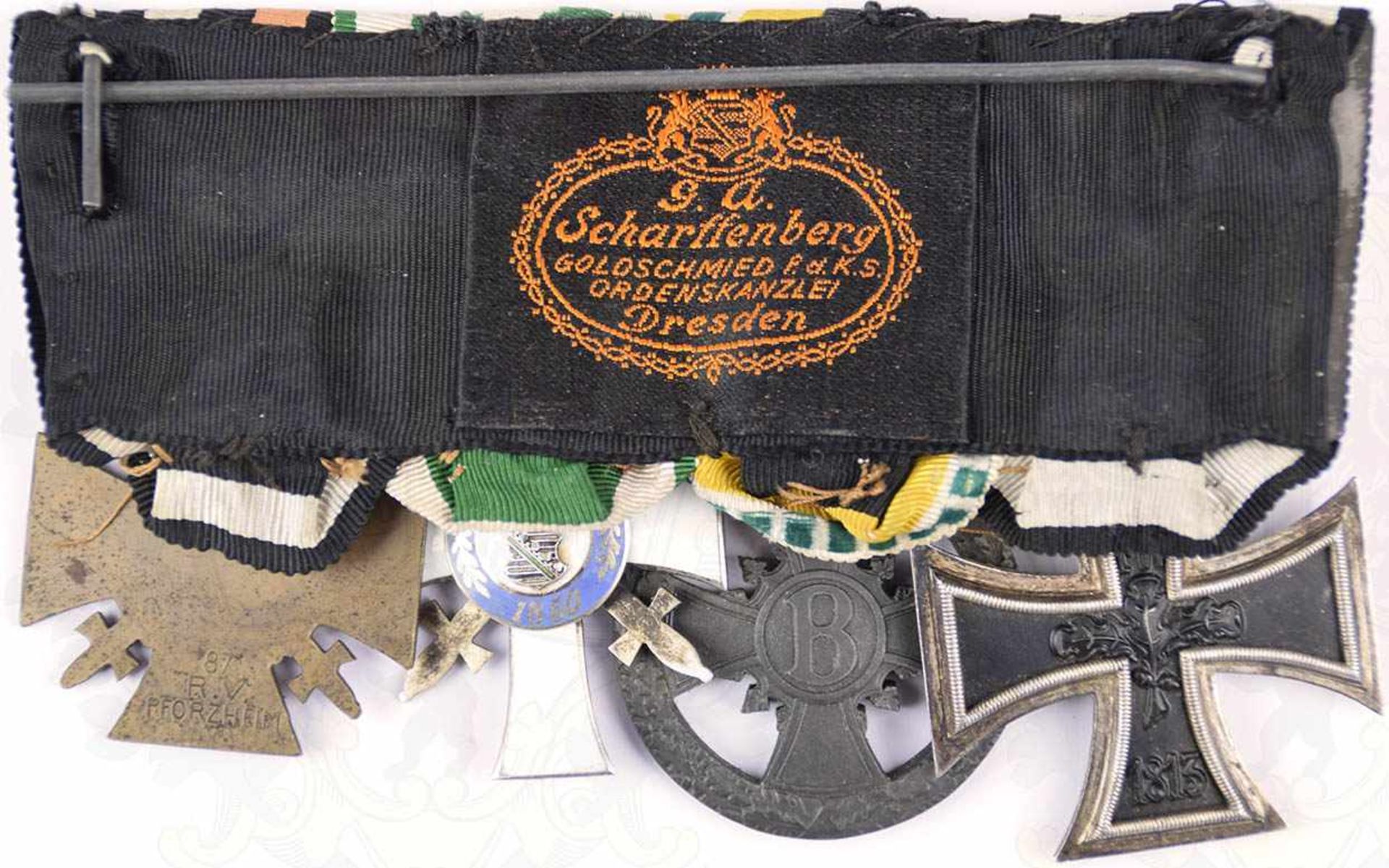 GROßE ORDENSSPANGE: EK II 1914, matt schwarz lackierter Eisenkern, gedunkelte Zarge; Ehrenzeichen - Image 2 of 2