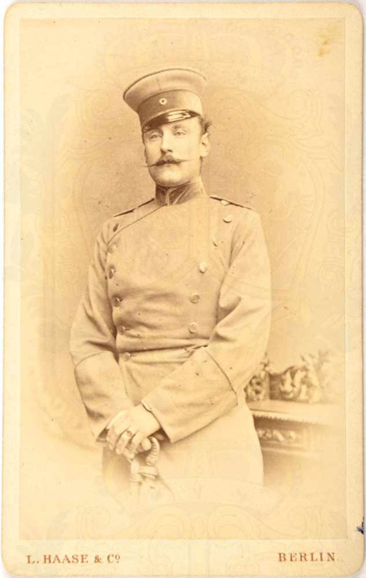 VISITFOTO MAJOR WILHELM VON ROSENSTIEL, (1851- nach 1926), Kniestück als Lt. in Drag.-Rgt. Nr. 12,