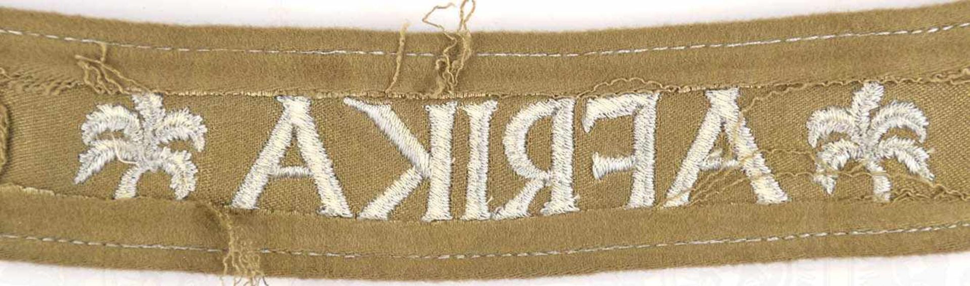 ÄRMELBAND „AFRIKA“, khakifarb. Tuch, slb.grauer masch.-gestickter Text, L. 44 cm, dazu Besitzzeugnis - Image 4 of 4