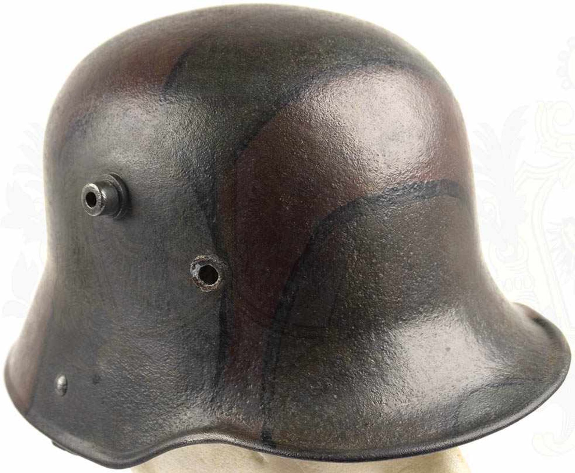 STAHLHELM M 16, Glocke tls. narbig u. geputzt, Tarnlackierung neuzeitlich ergänzt, 2 gerade - Bild 2 aus 4