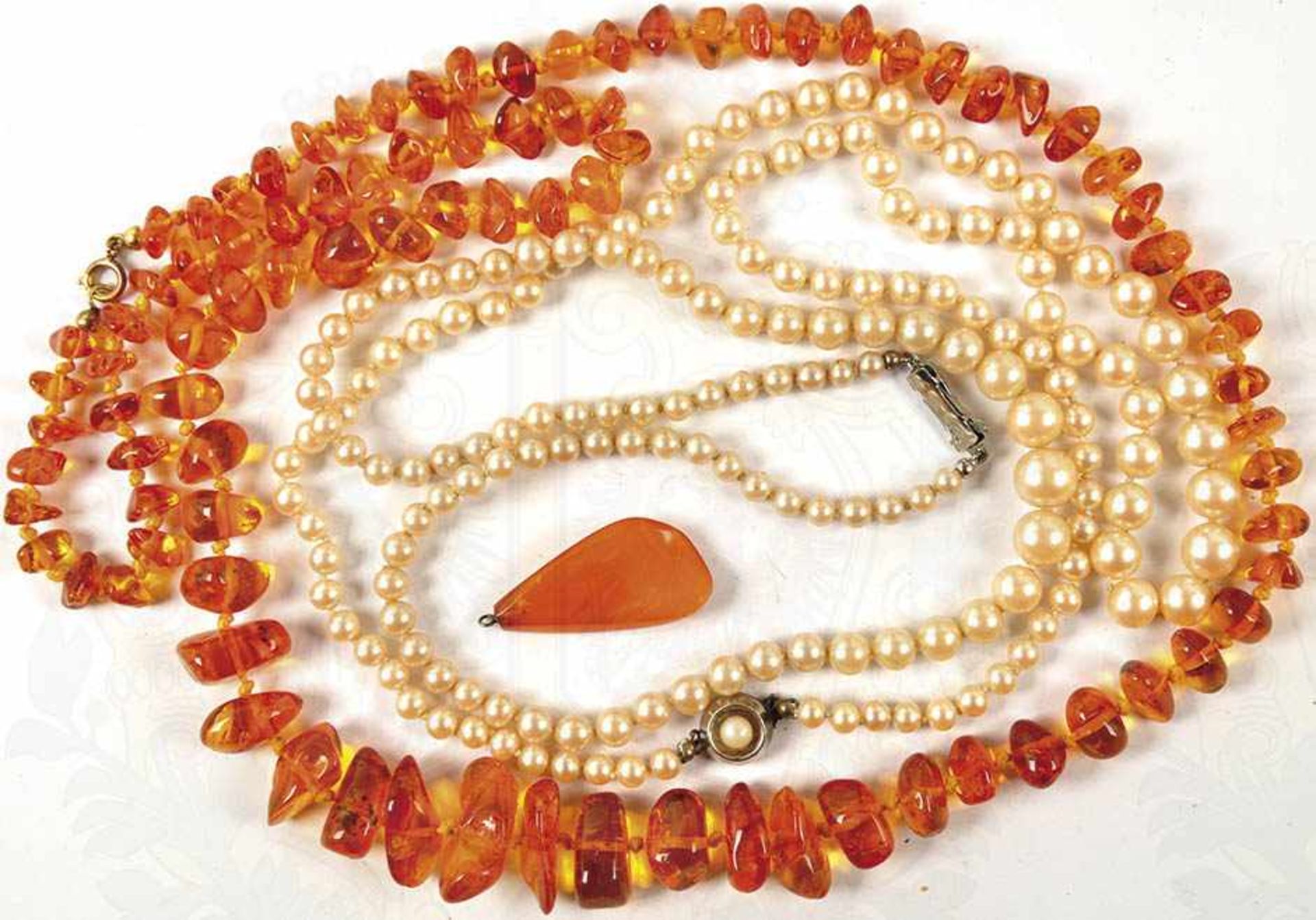 KONVOLUT SCHMUCK: 2 Perlen-Halsketten, L. (geschlossen) 24 u. 30 cm, Montagen Silber „835“, Perlen