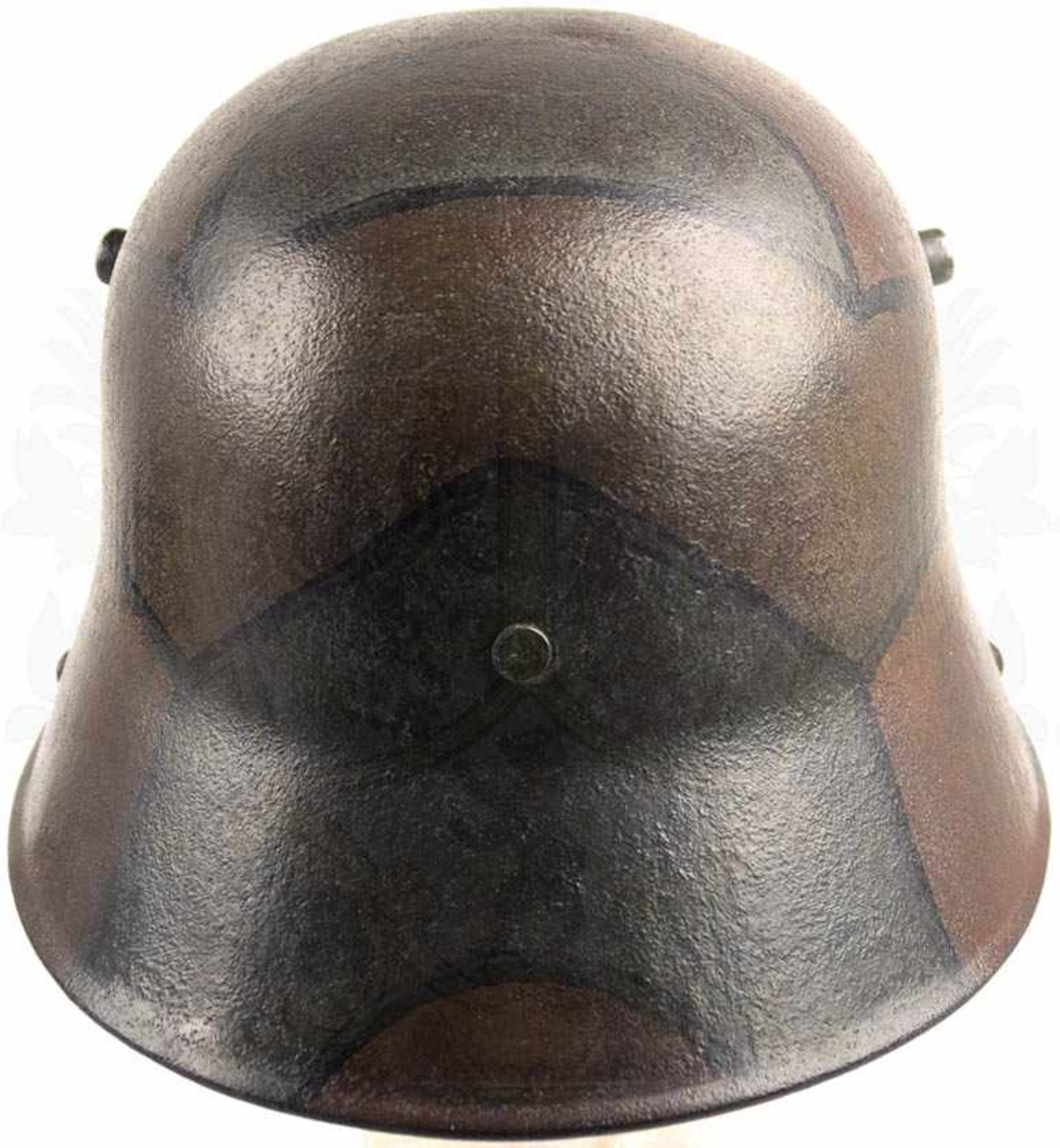 STAHLHELM M 16, Glocke tls. narbig u. geputzt, Tarnlackierung neuzeitlich ergänzt, 2 gerade - Bild 3 aus 4