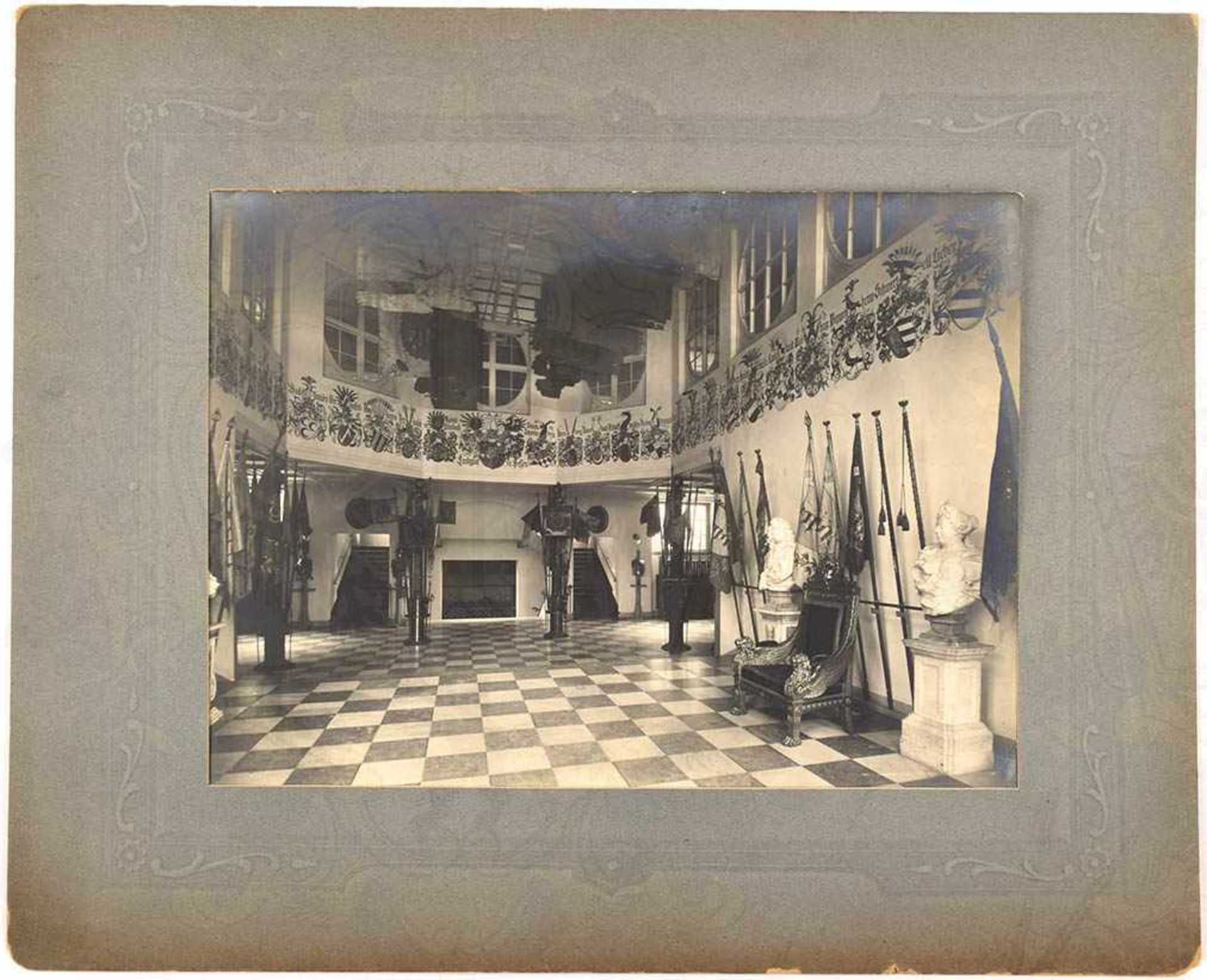 GROßFOTO FAHNENSAAL LANDESMUSEUM KASSEL, Aufnahme m. Kurhessischen Fahnen, Standarten u. Trophäen