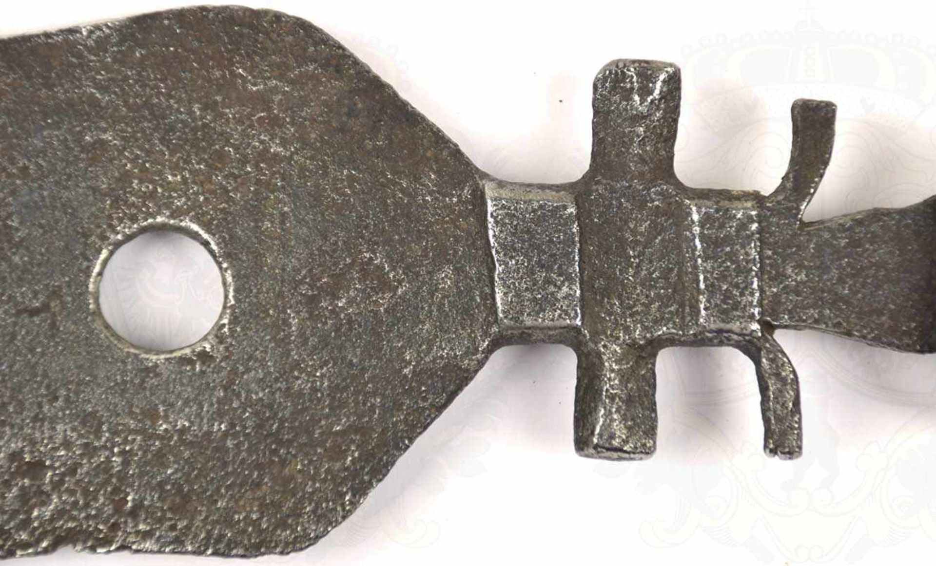 SICHELMESSER DER MANGBETU, Süd-Sudan, 2. H. 19. Jhd., schmiedeeiserne, zweischneidige Klinge, zwei - Bild 2 aus 2