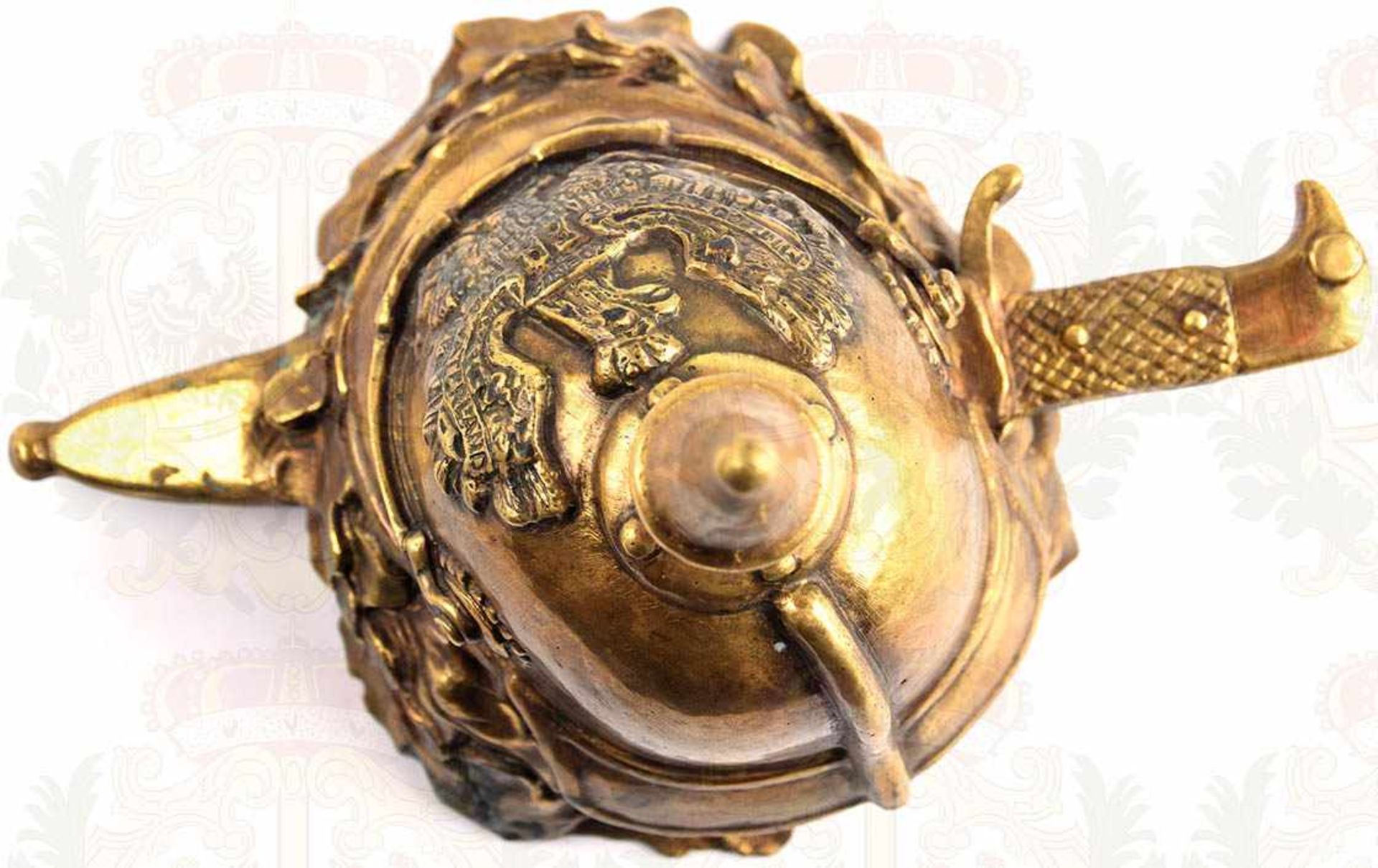 SCHREIBTISCH-DEKORATION, Pickelhaube mit reliefiertem Helmadler u. Devise „Mit Gott für König und - Bild 3 aus 3