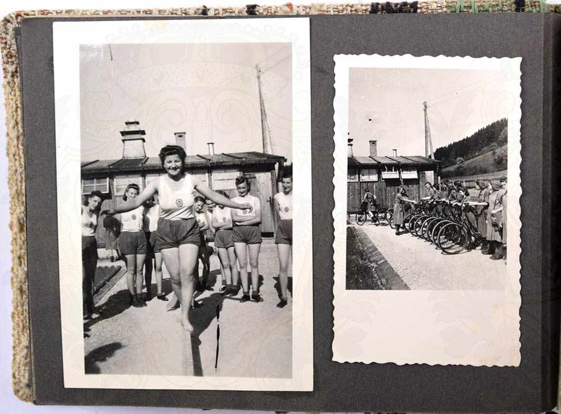 FOTOALBUM EINER ARBEITSMAID, über 60 Aufn., ca. 1940/41, Ansichten des Lagers, Sport, Schuhwerk- - Bild 2 aus 2