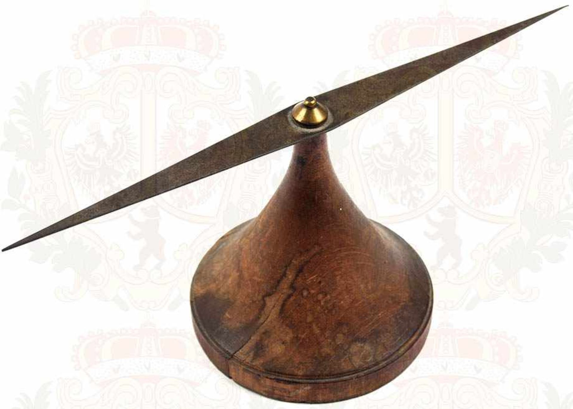TISCHKOMPASS (?), Eisen-Nadel, L. 19,5 cm, auf rundem Ständer aus Obstholz, um 1900, Ø 8 cm, H. 9