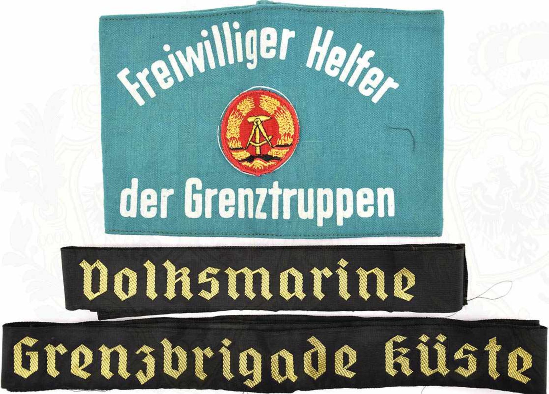 KONVOLUT EFFEKTEN, 2 Mützenbänder „Grenzbrigade Küste“ u. „Volksmarine“; Armbinde „Freiwilliger