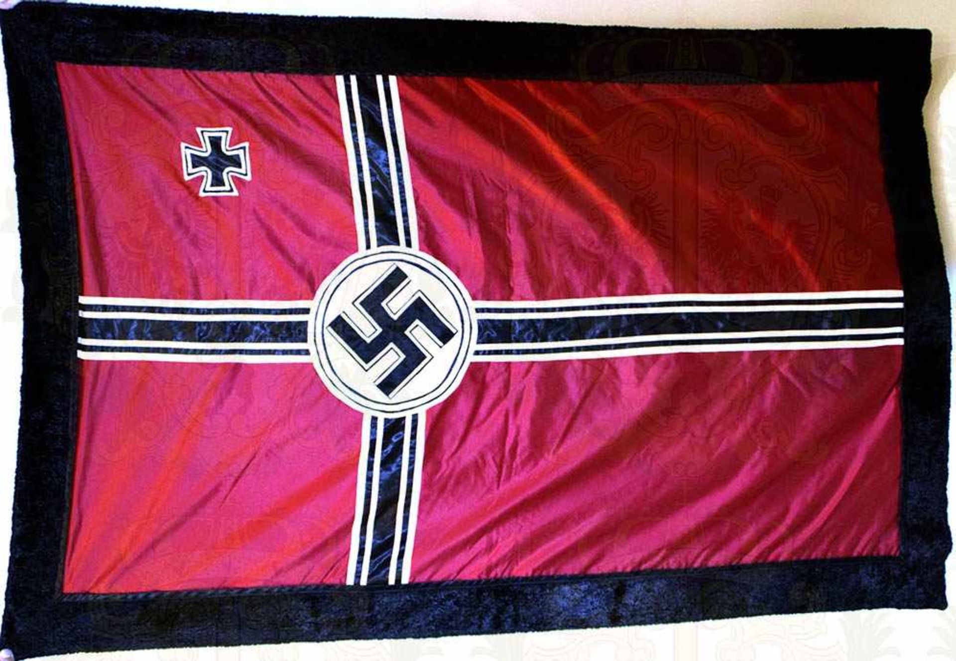 WANDBEHANG MIT REICHSKRIEGSFLAGGE, Filmanfertigung, seidiges Tuch m. vernähten Balken, EK u. HK,