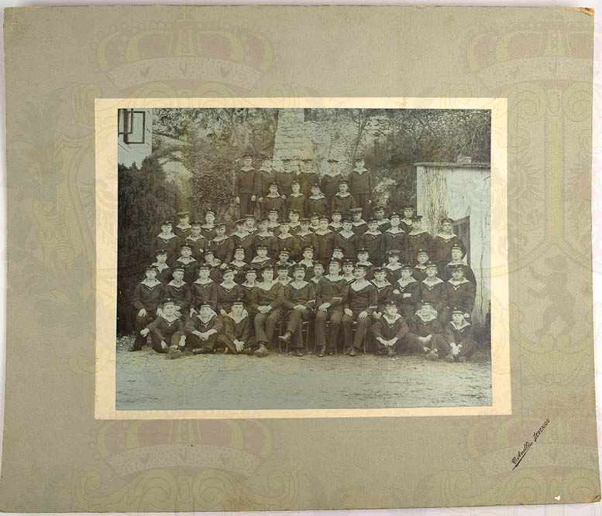 2 GRUPPENFOTOS, Matrosen m. Mützenbändern „SMS Schwarzenberg“, um 1900, m. Landungs-Geschütz, 1x auf