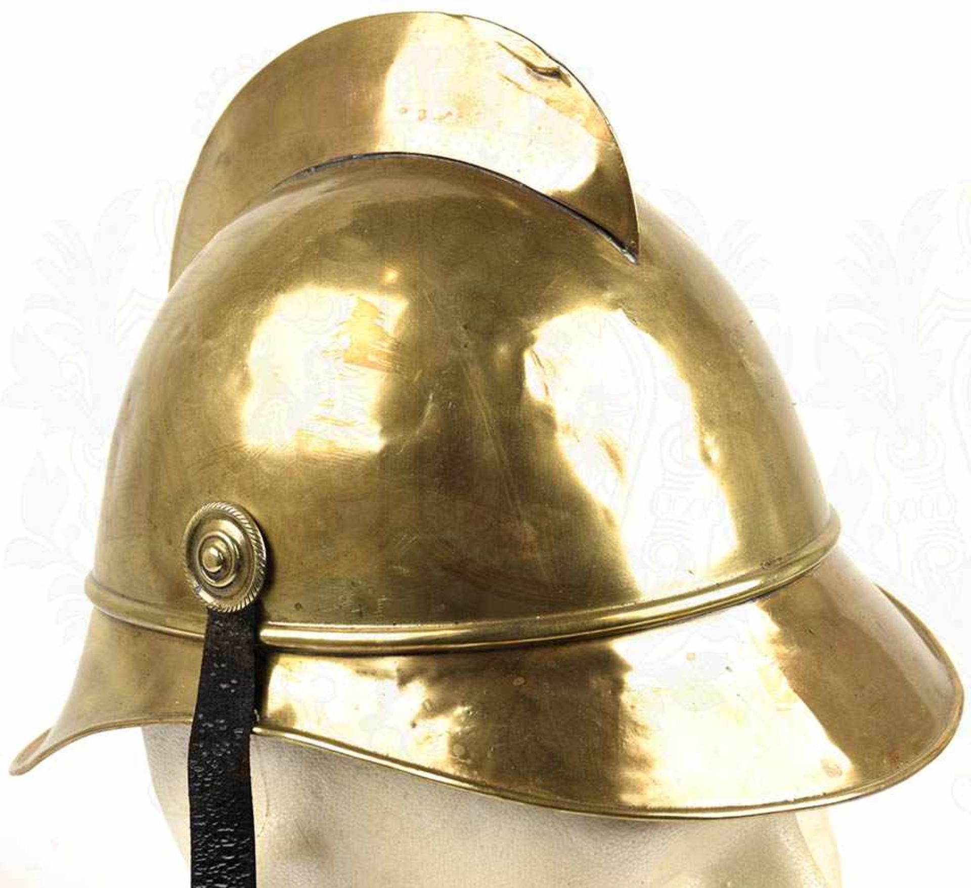 EINSATZHELM, Messing, mehrteilige Fertigung, Messing-Kamm, schw. Leder-Sturmriemen an Rosetten,