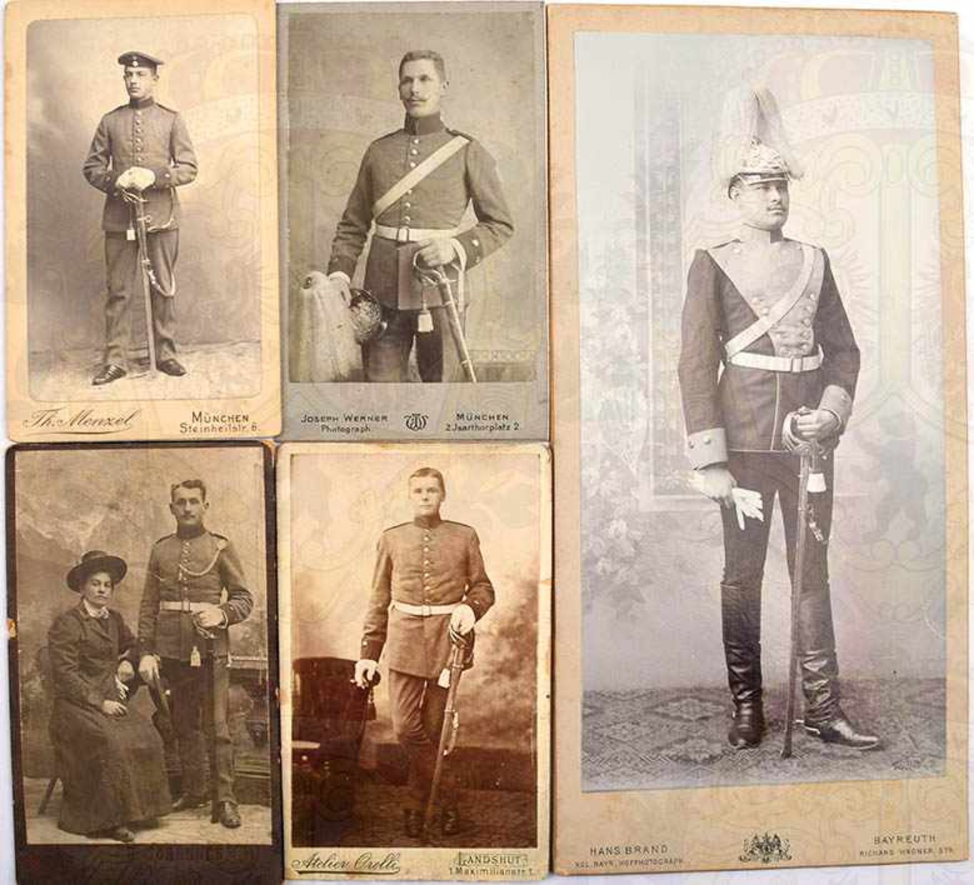 5 ATELIERFOTOS KAVALLERIE, Chevauleger v. 6. Chev.-Regt., in Paradeuniform, m. Helm, Haarbusch u.