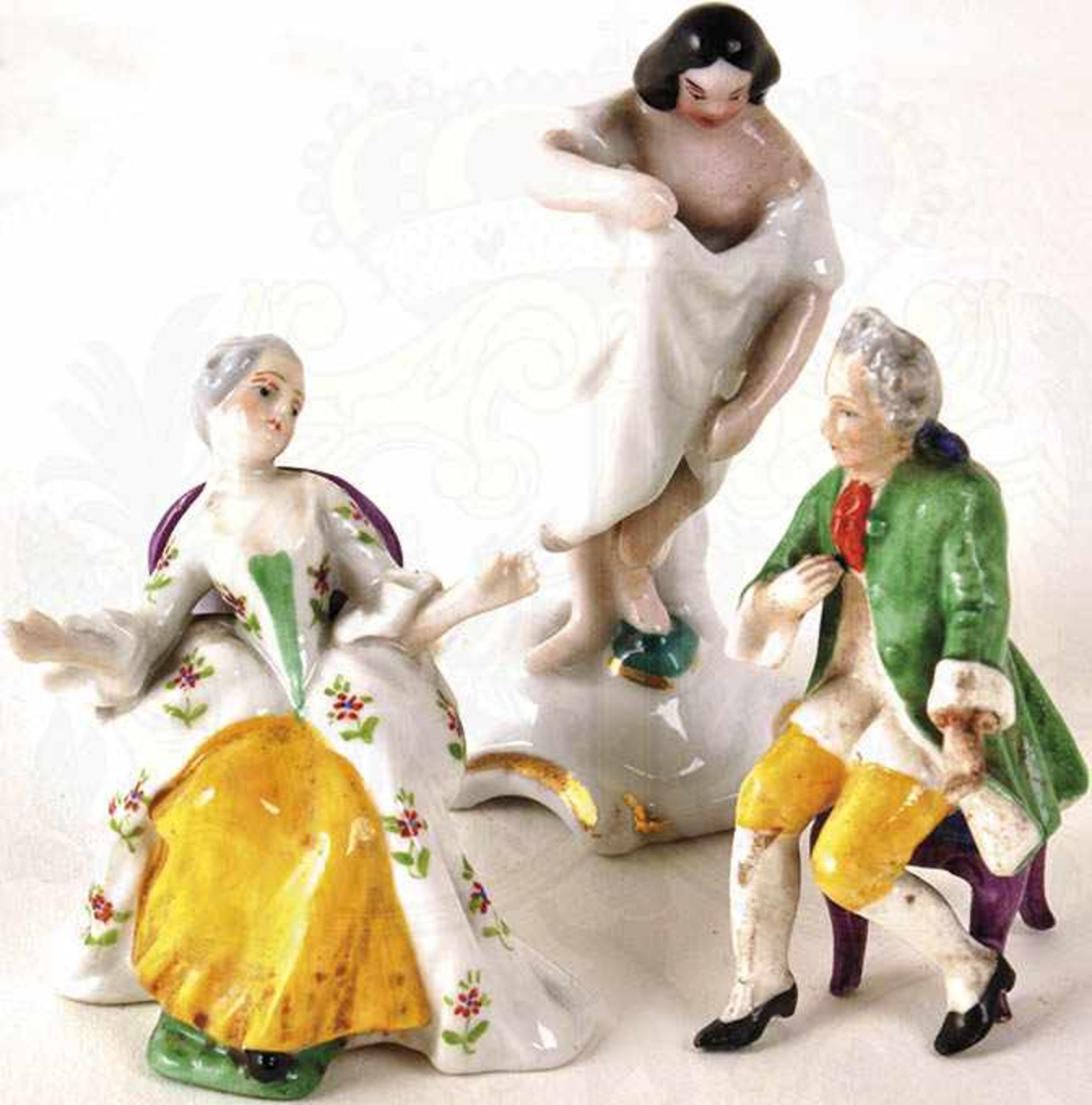 3 PORZELLANFIGUREN: Herr u. Dame e. Gesellschaft im Stil des Rokoko, Marke gekröntes „CW“;