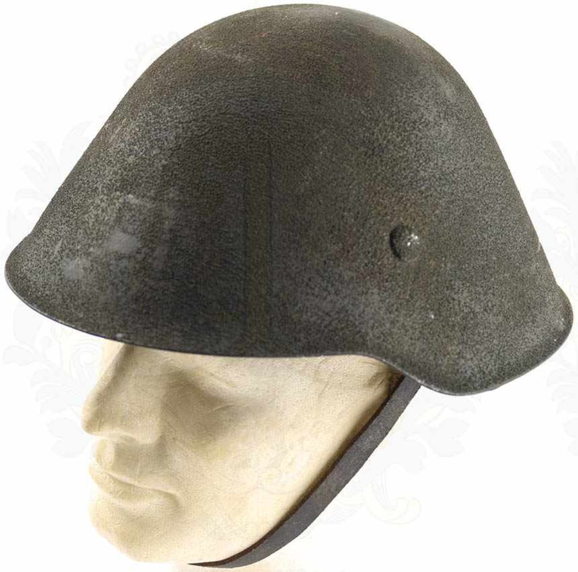 STAHLHELM MODELL B/II (M 44), Sammleranfertigung unter Verwendung eines NVA-Helmes, anthrazitfarb.