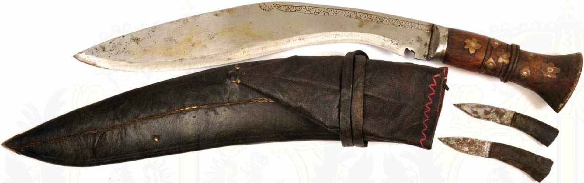 KUKRI, blanke, gekrümmte Klinge m. beidseitiger Verzierung, L. 29 cm, Holzgriff m. verzierten