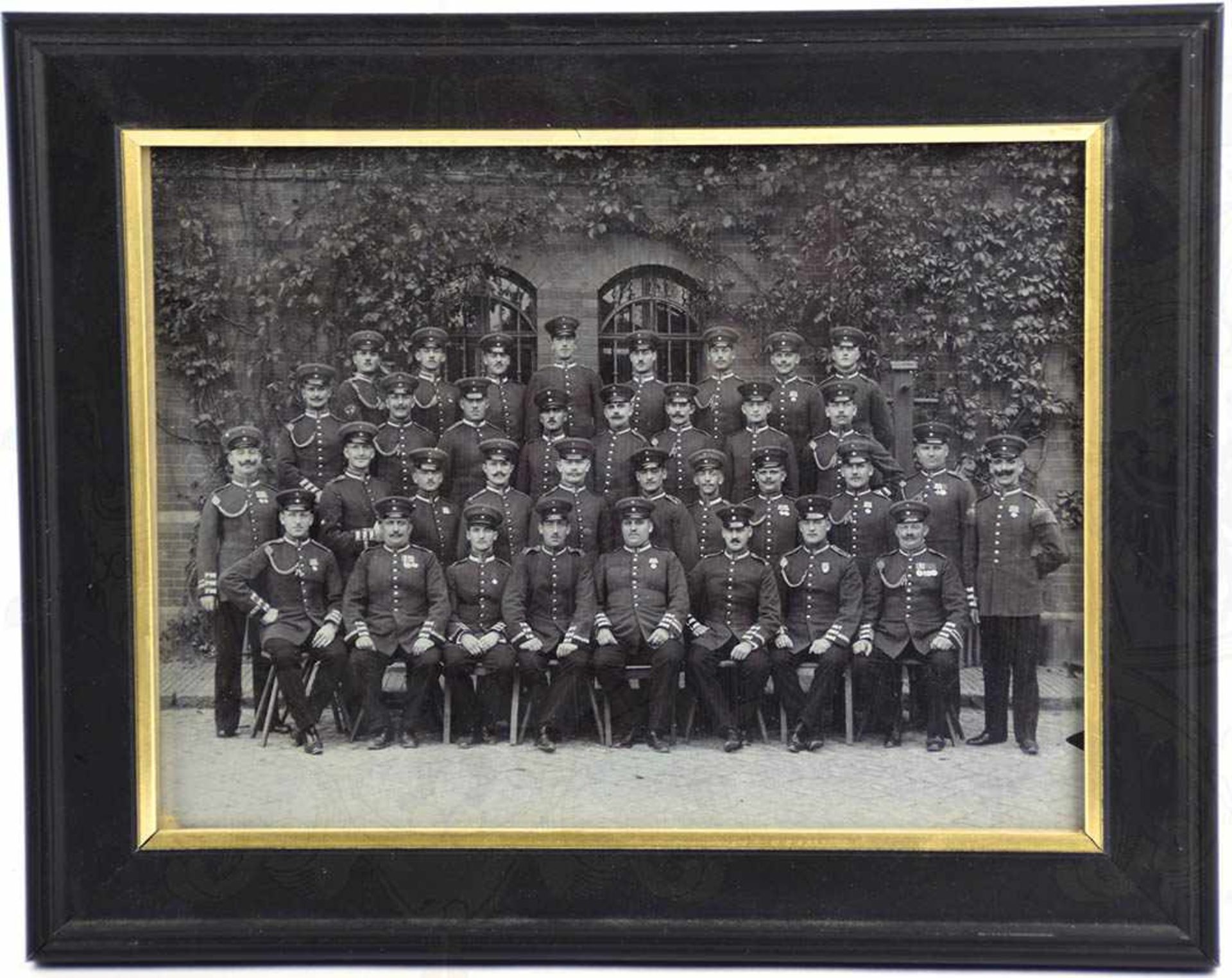 GRUPPENFOTO KÖNIGIN AUGUSTA GARDE-GRENADIER-REGIMENT 4, Offz. u. Mannschaften, tls. mit Orden, 22,