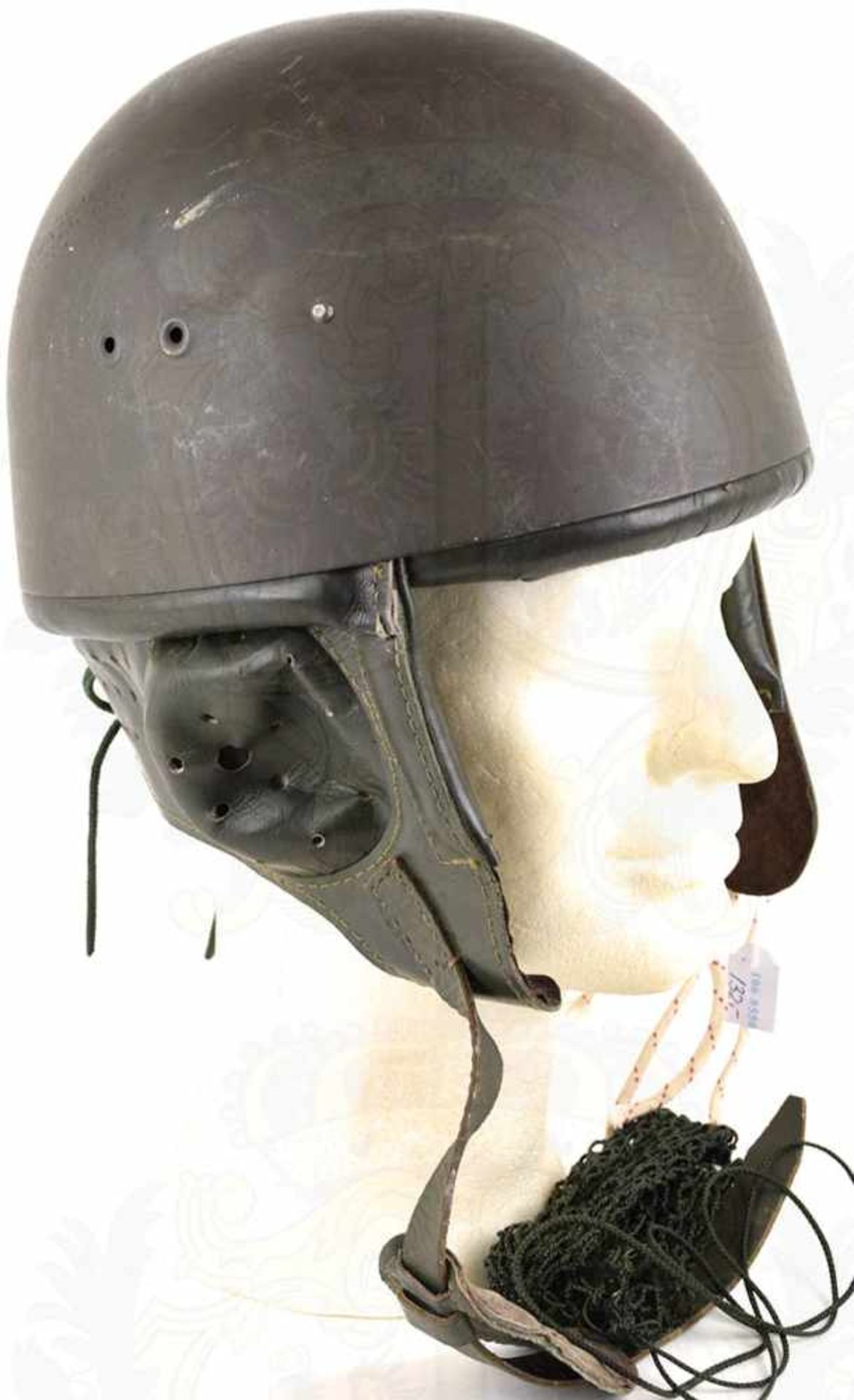 STAHLHELM FÜR FALLSCHIRMSCHÜTZEN, feldgraue Lackierung, jew. 2 Lüftungslöcher, dkl. grünes