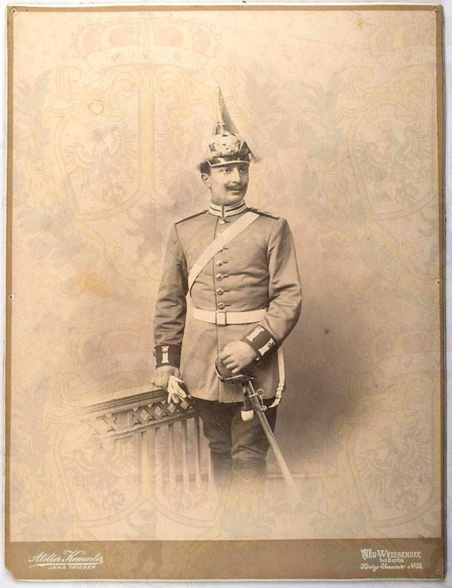 KABINETTFOTO, Gemeiner vom 2. Garde-Dragoner-Reg., Kniestück in Paradeuniform, mit Helm, Haarbusch