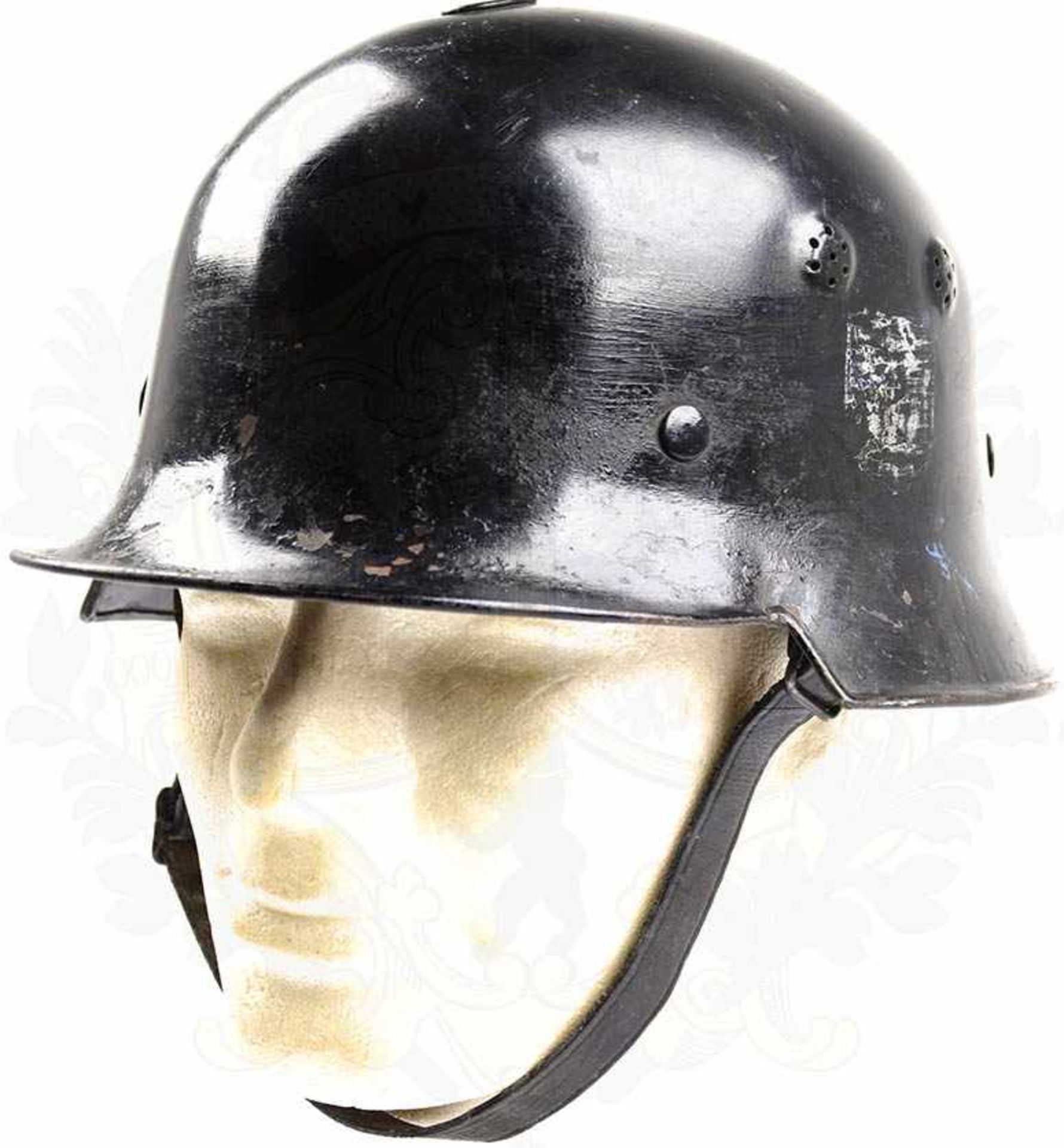 FEUERWEHR-STAHLHELM, Form ähnlich M 35, schwarze Lackierung tls. narbig u. mit Fehlstellen,