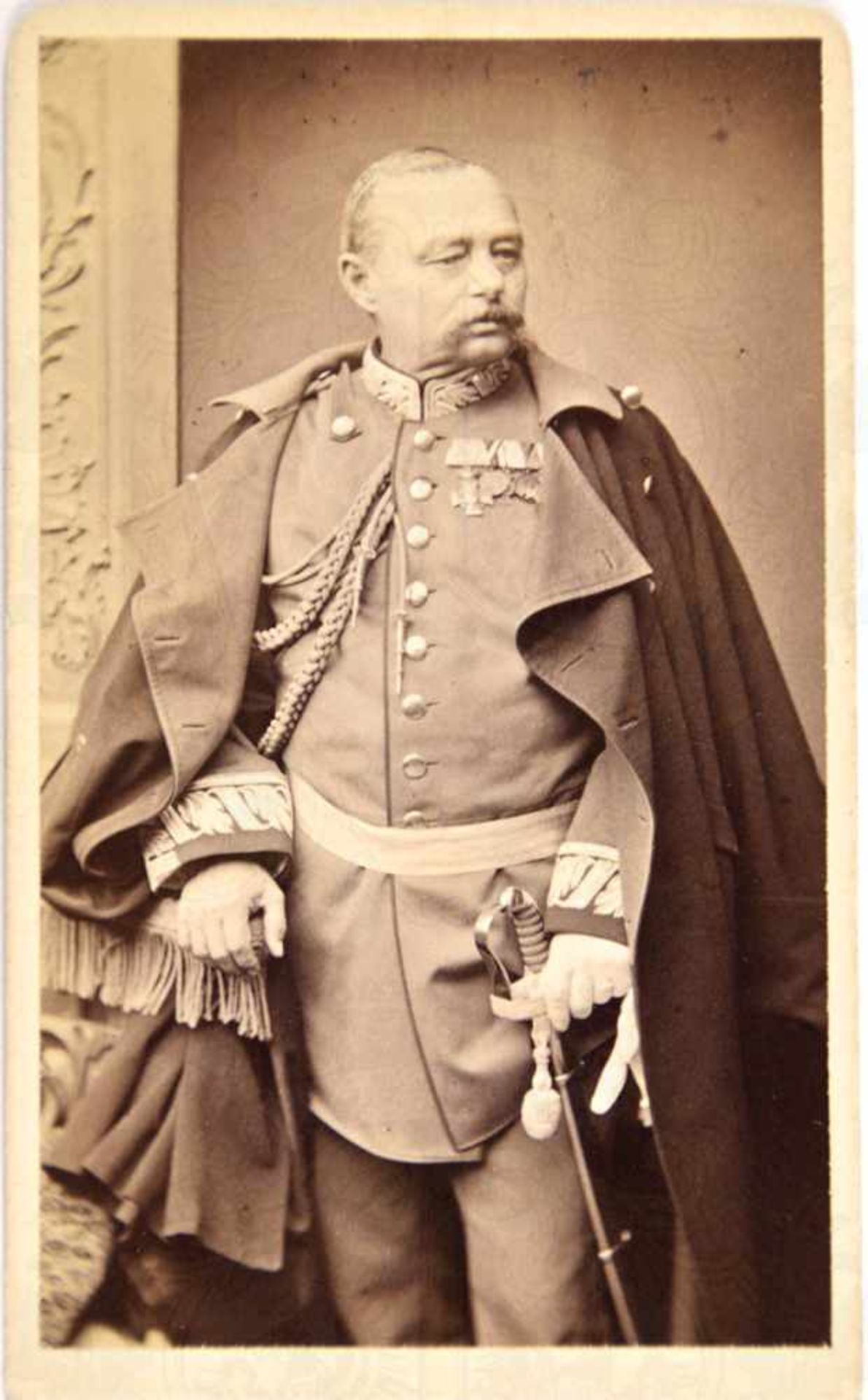 VISITFOTO GENERALMAJOR GEORG BÖSMILLER, (um 1816-1884 ?), in Generalsuniform, m. Säbel u.