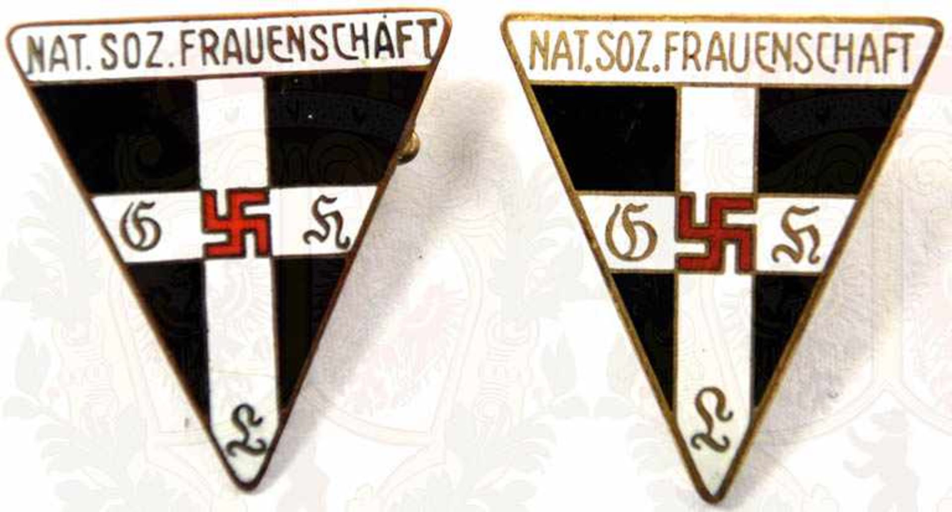 2 MITGLIEDSABZEICHEN 5. FORM, 27 mm, Buntmetall, emaill., Herst. „M1/13“ (C. Lauer, Nürnberg) u. „