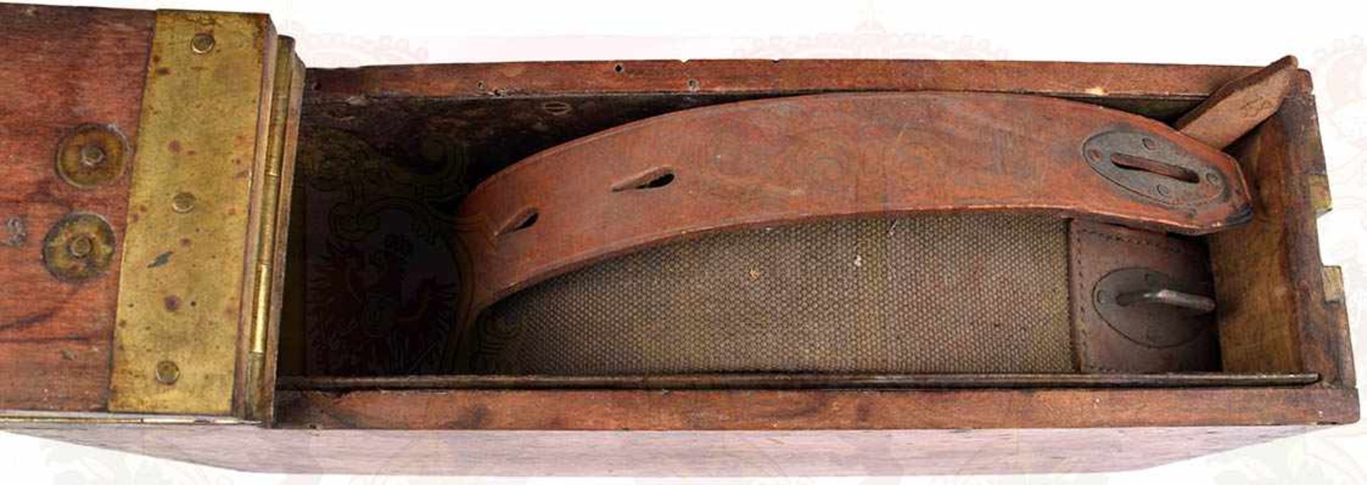 MG 13 GURTKASTEN, Holz, m. Beschlägen u. Tragegriff aus Messing, Einlage aus Stahlblech, 38x19x10cm, - Bild 2 aus 3