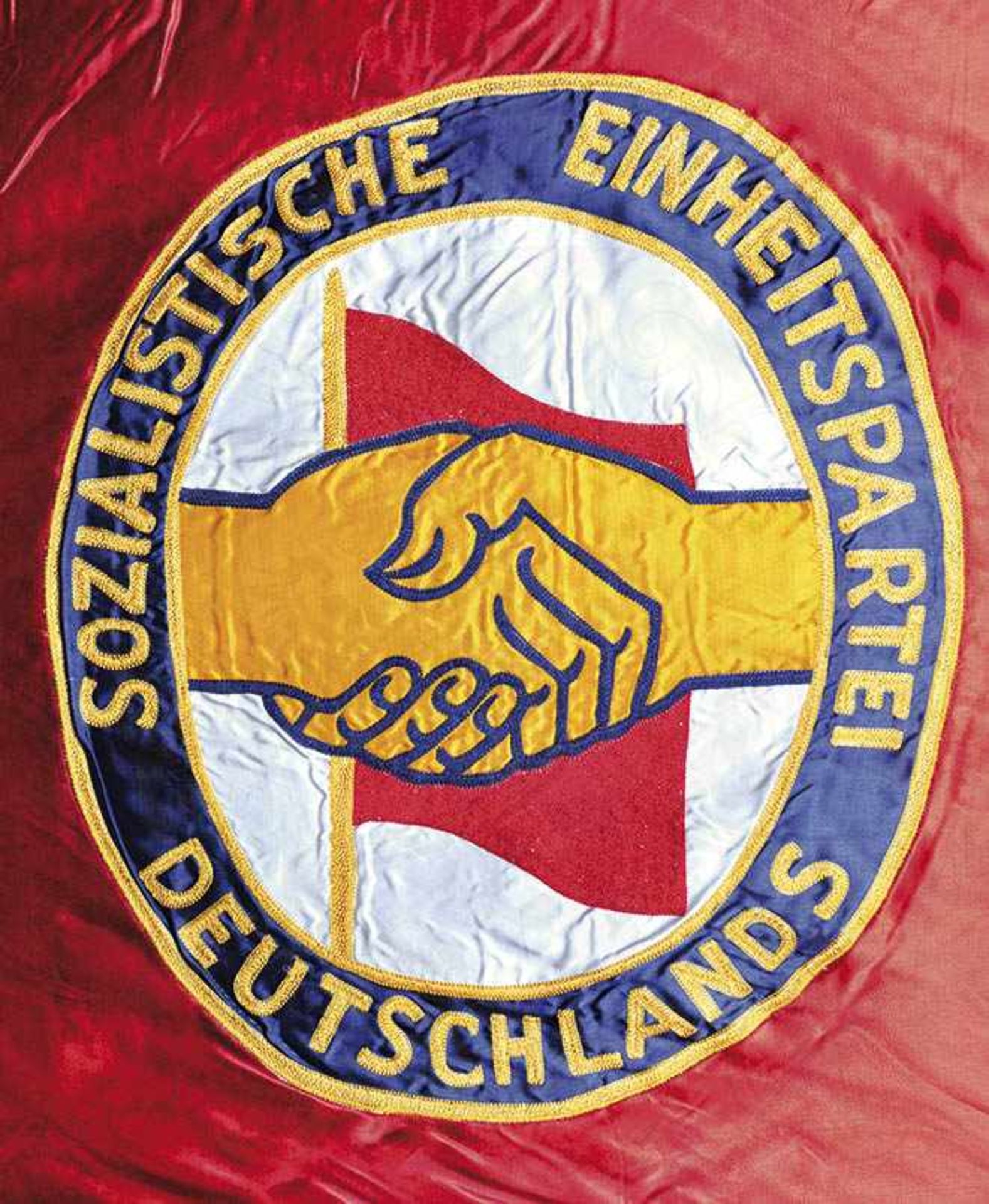 FAHNE, rotes, seidiges Tuch, beids. aufgenähtes Emblem in Kurbel-Stickerei, umlaufend gelbe Fransen, - Bild 3 aus 4