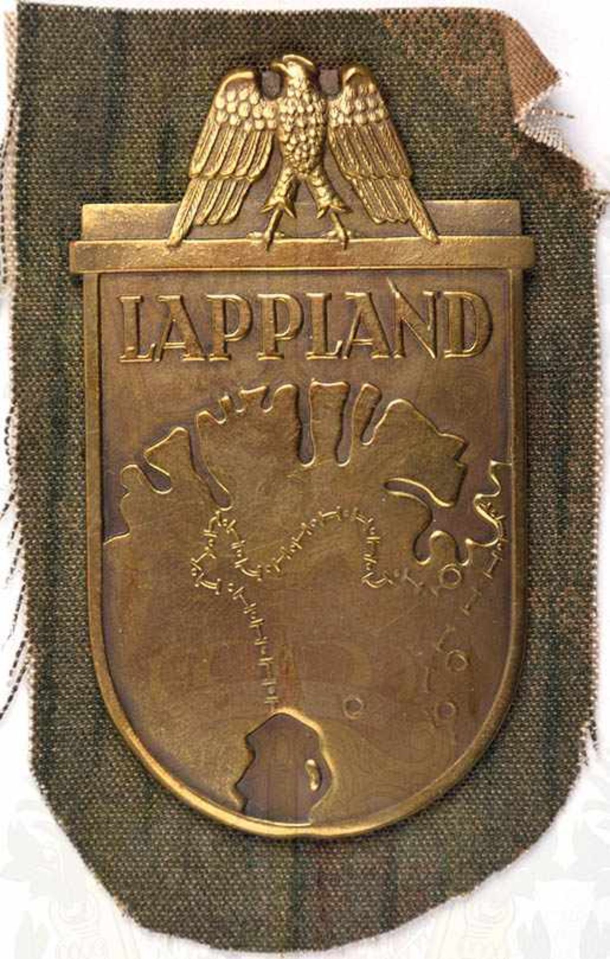 LAPPLAND-SCHILD, Buntmetall, hohl geprägt, auf feldgrauer Tuchunterlage, 2 flache Splinte (1