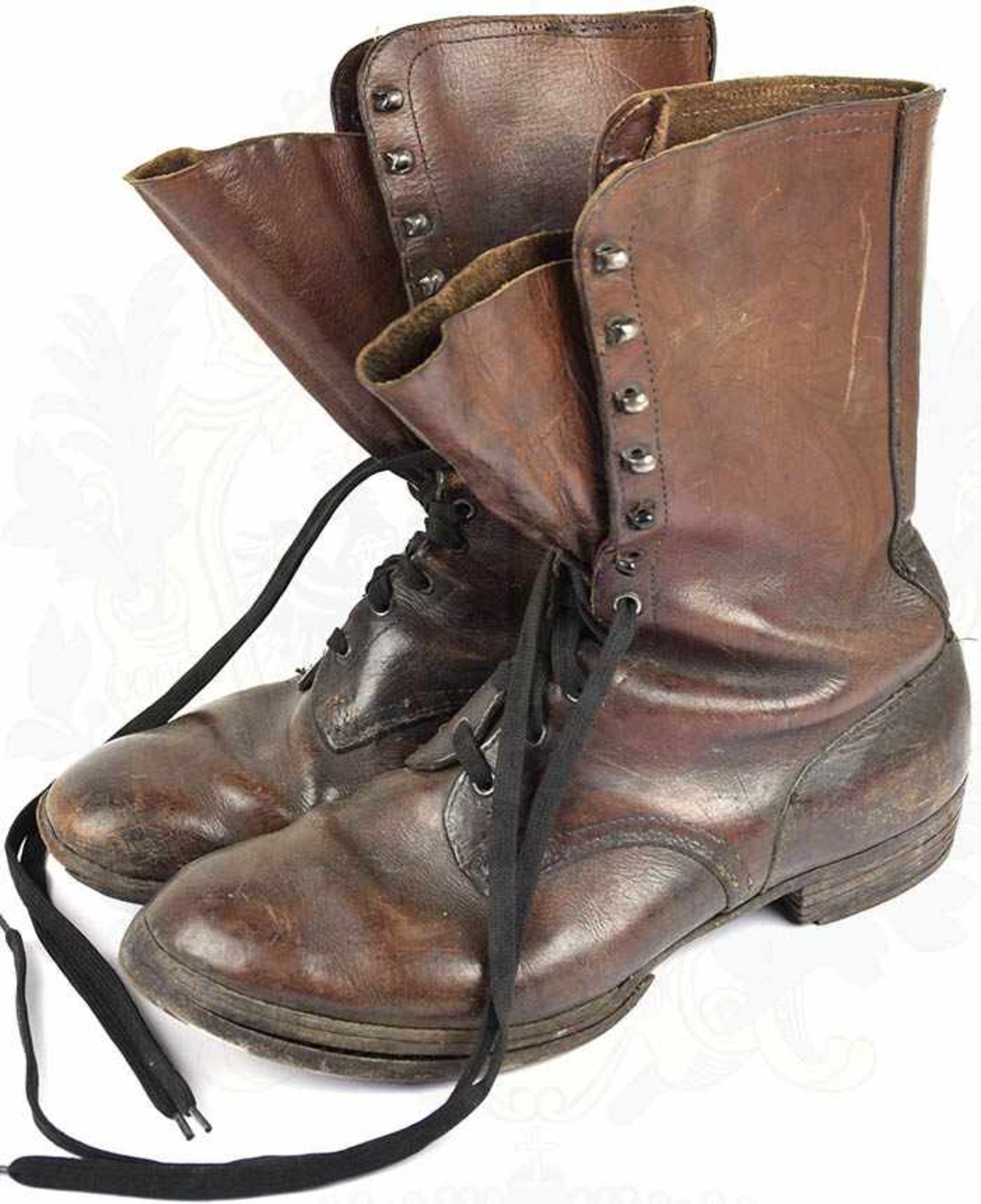 PAAR SCHNÜRSTIEFEL, dunkelbraunes Leder, genagelte Ledersohlen, rechter Stiefel Spitzen-Eisen